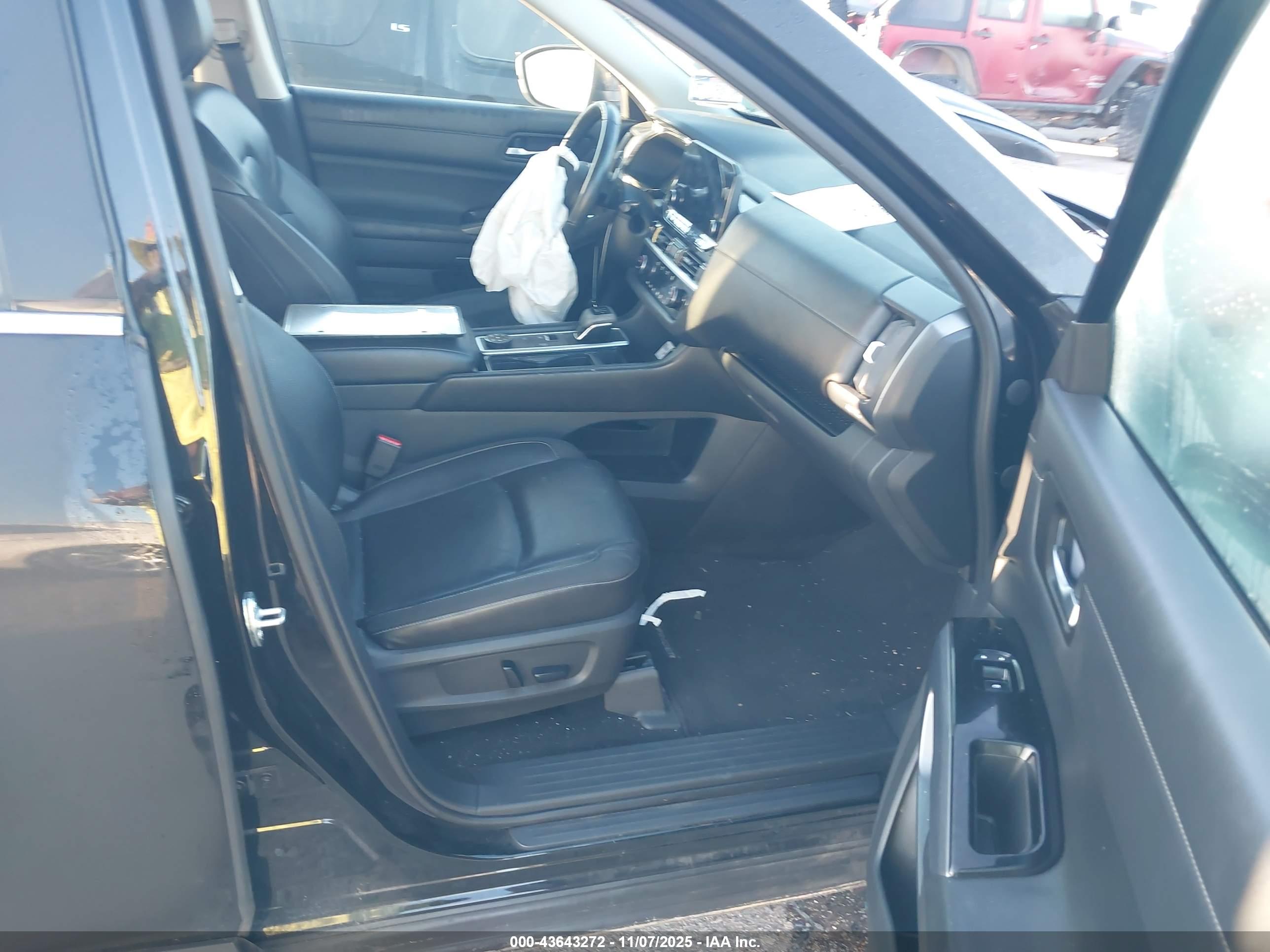 NISSAN PATHFINDER image 5