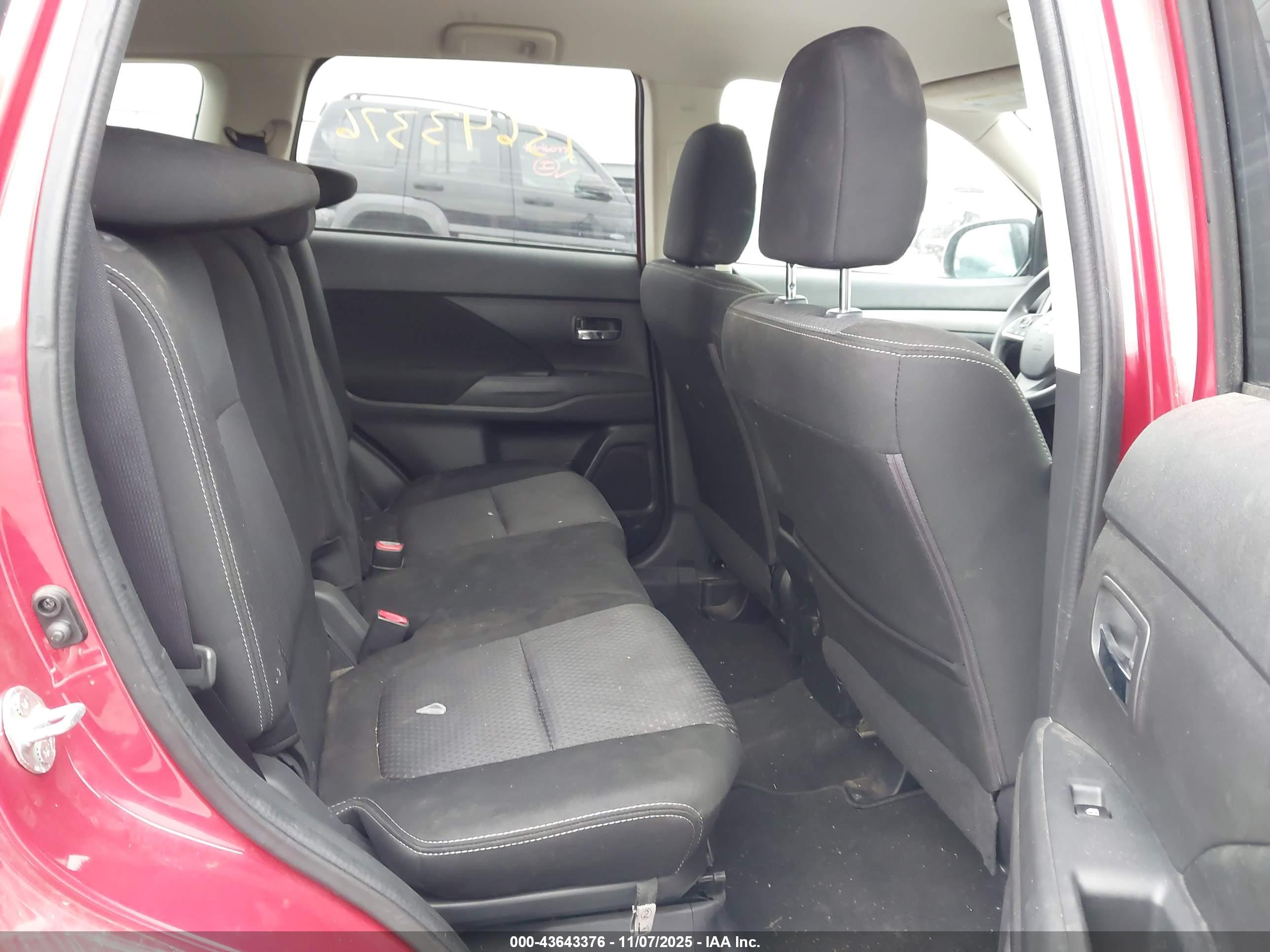 MITSUBISHI OUTLANDER image 8