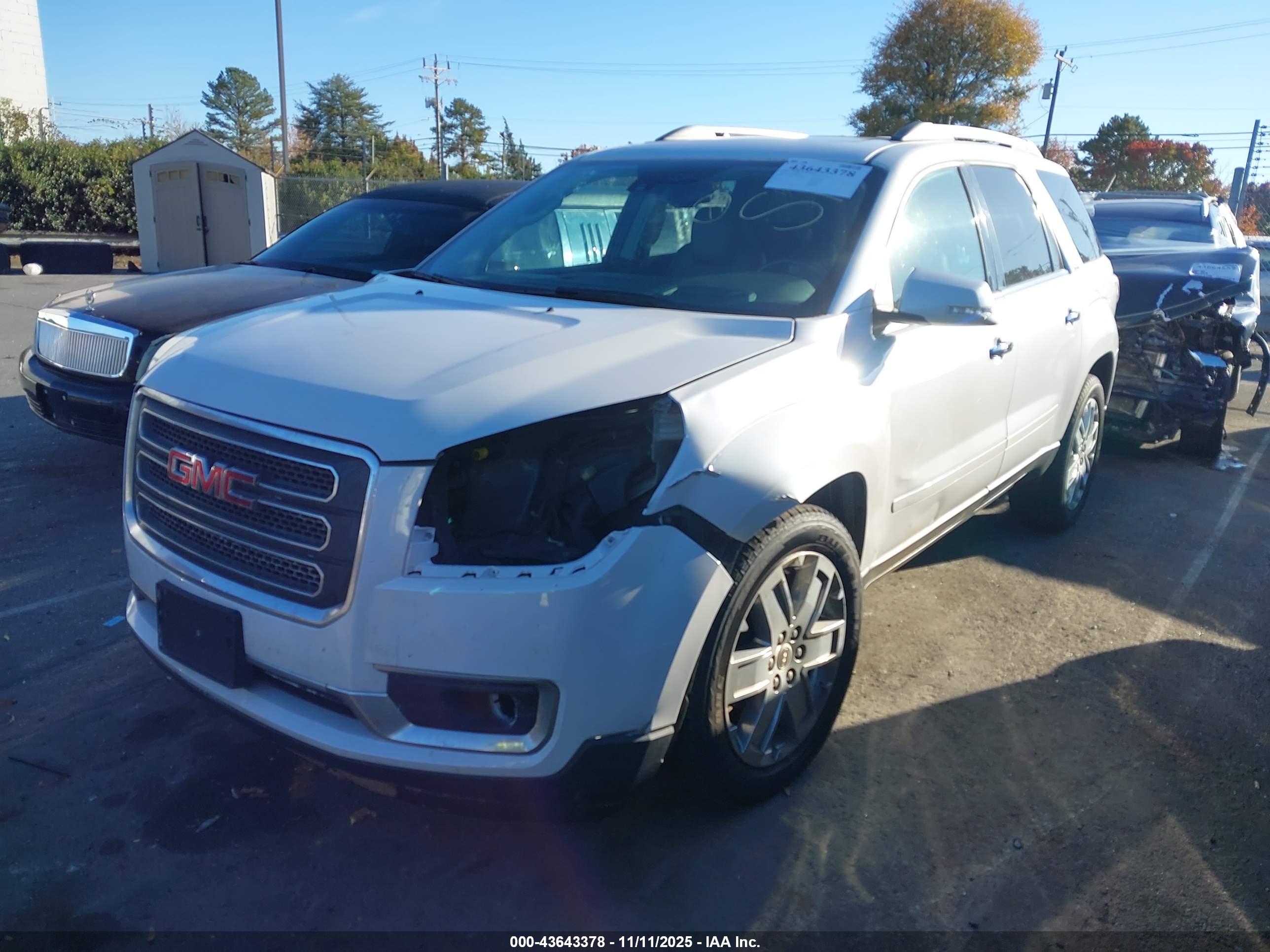 GMC ACADIA image 2