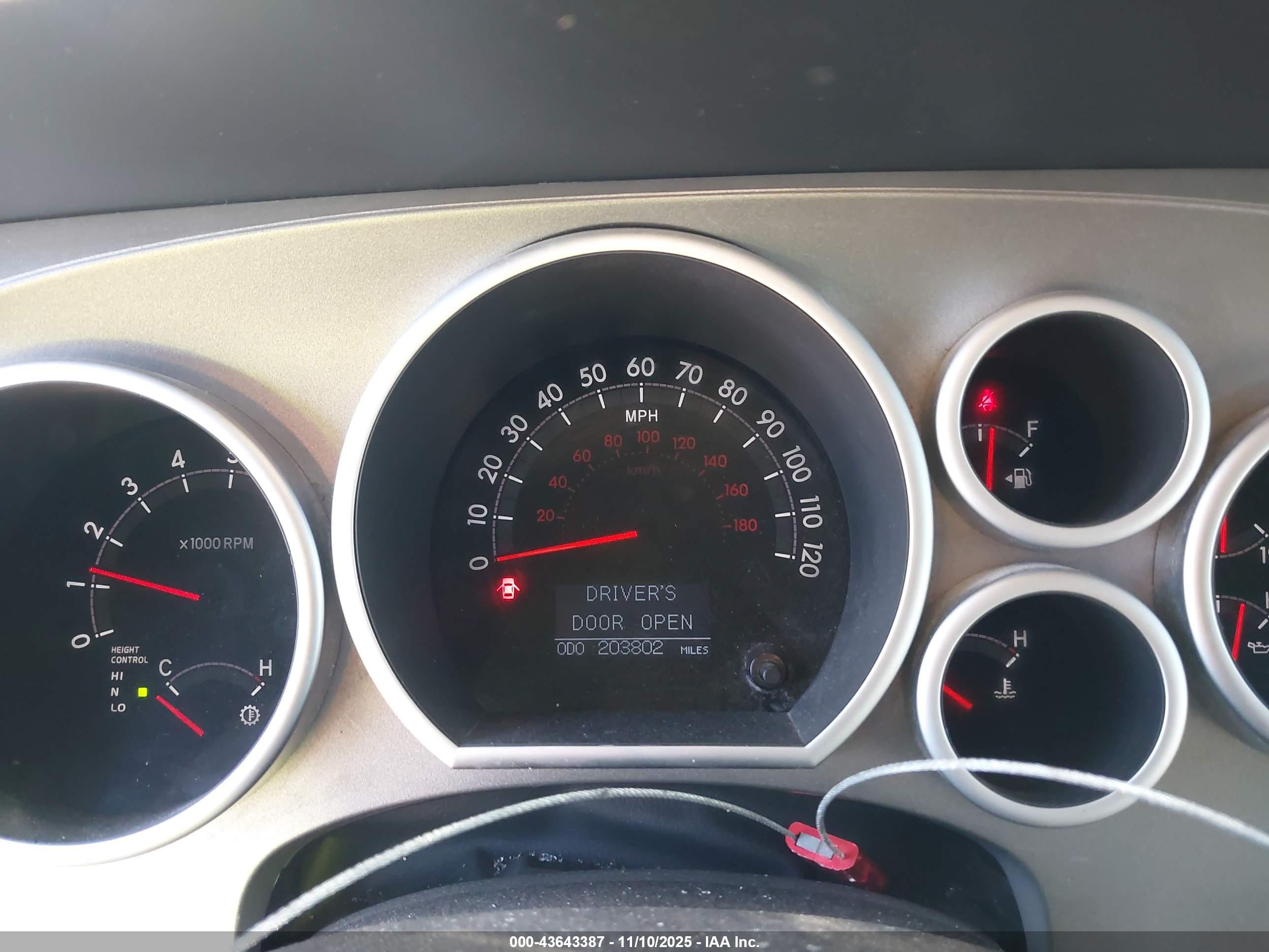 TOYOTA SEQUOIA image 7
