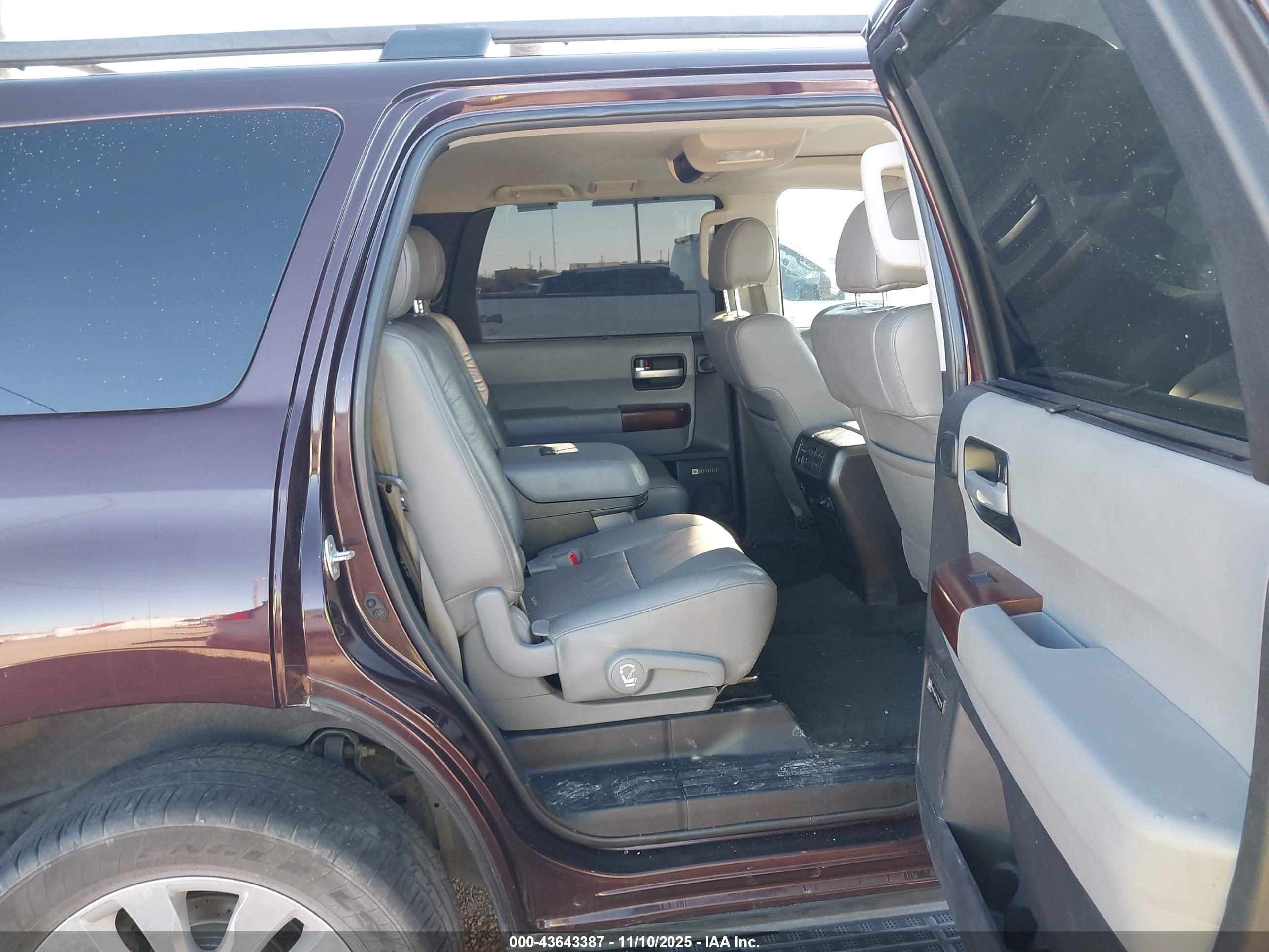 TOYOTA SEQUOIA image 8