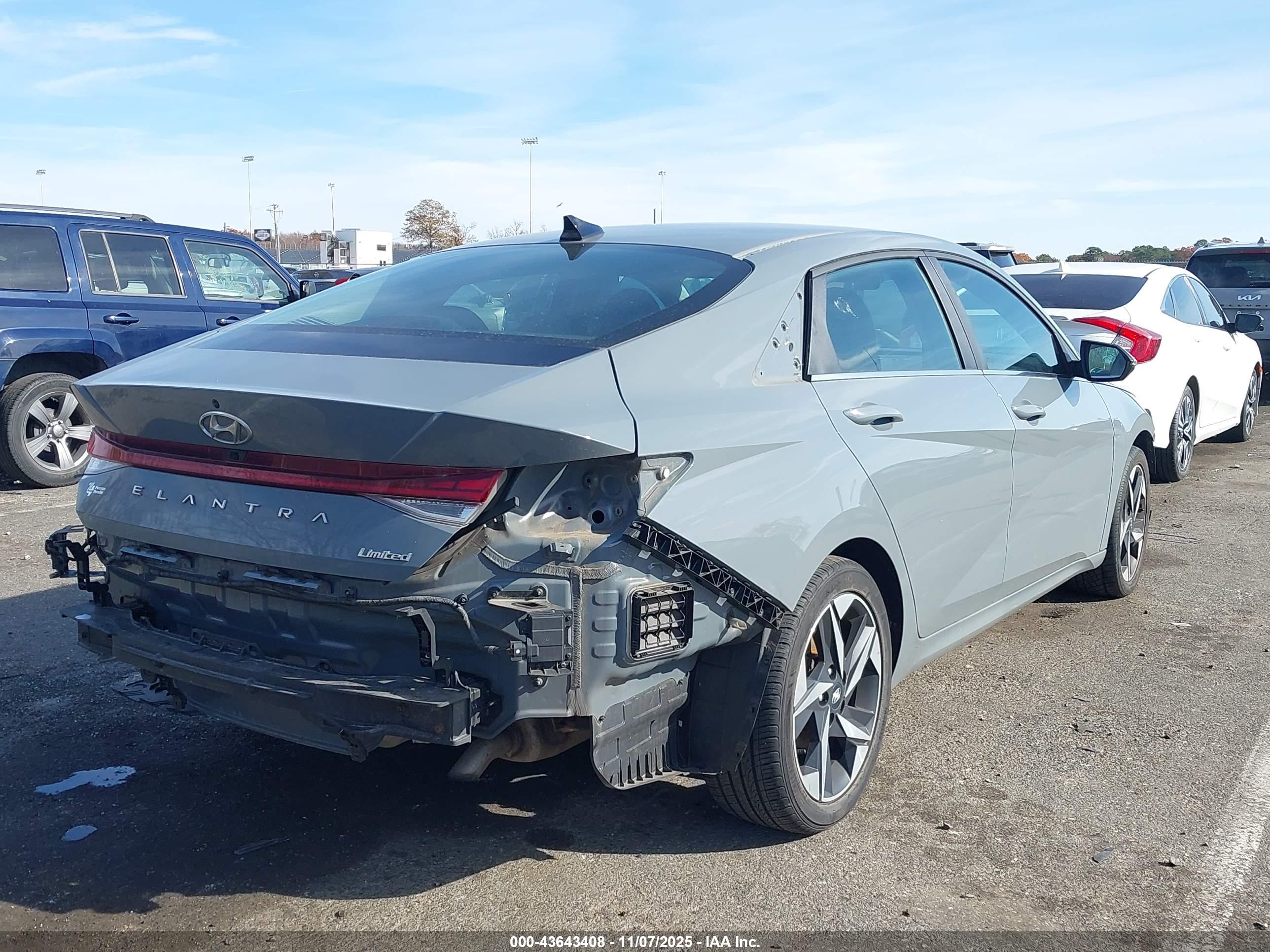 HYUNDAI ELANTRA image 4
