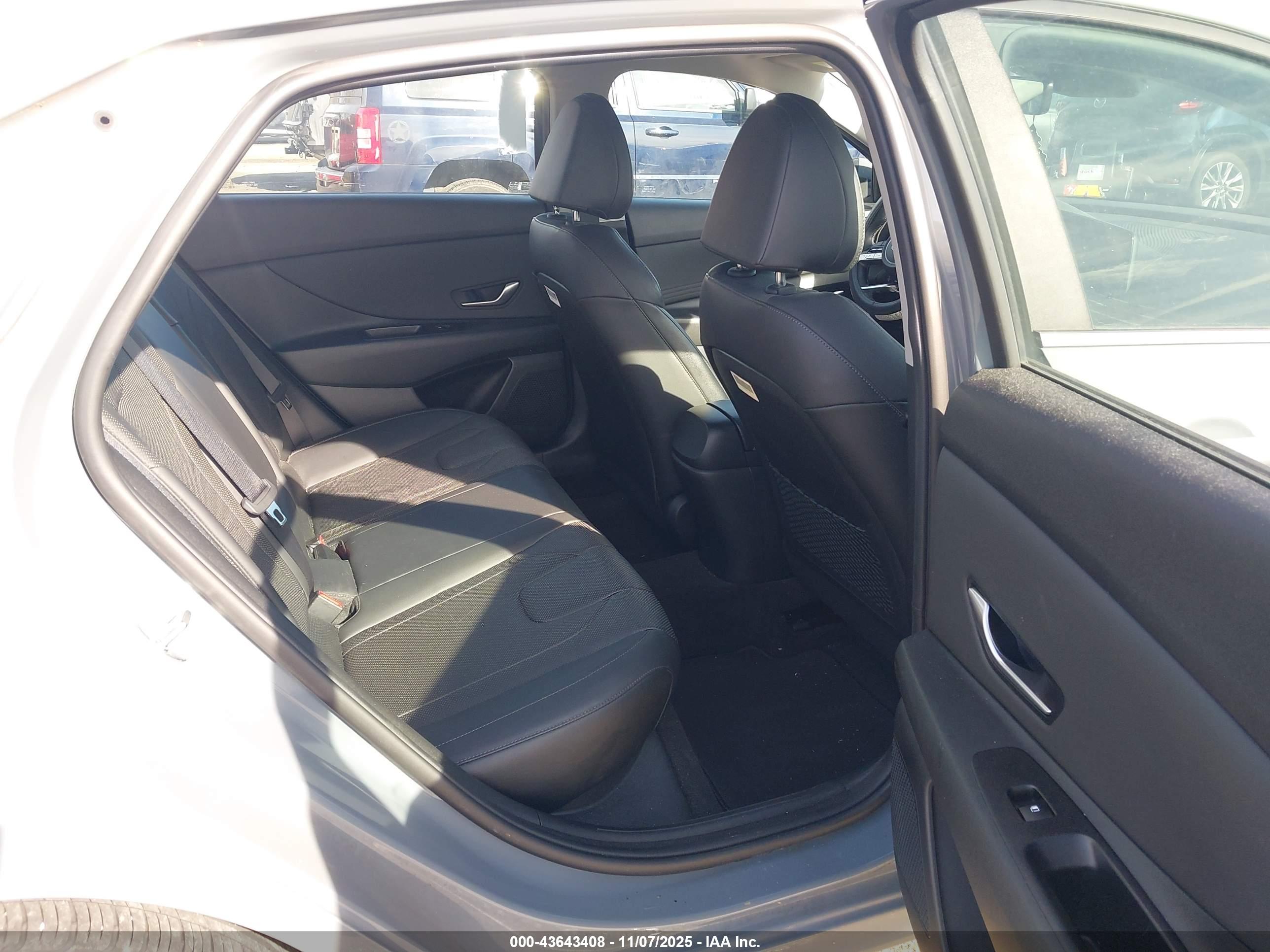 HYUNDAI ELANTRA image 8