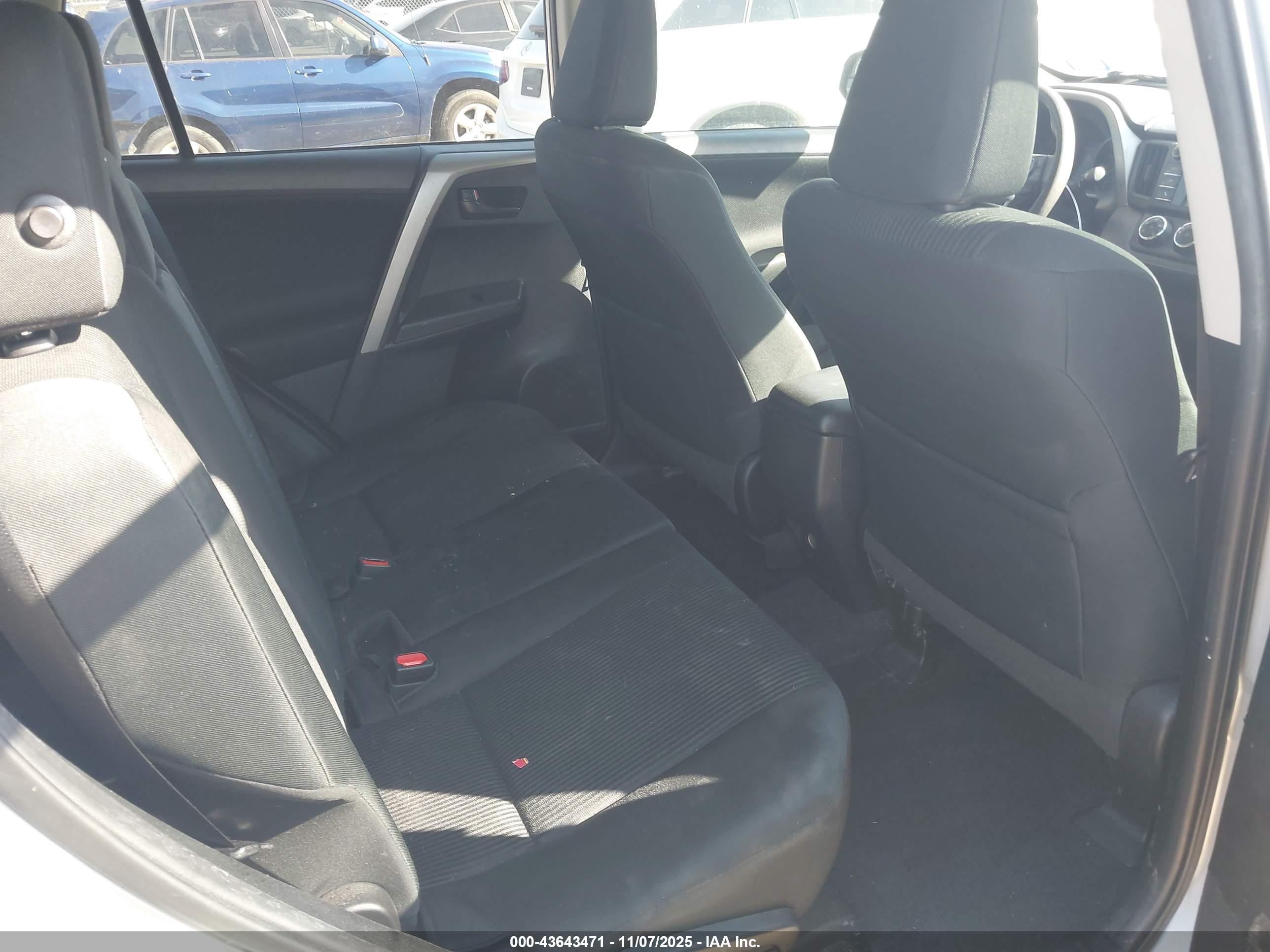 TOYOTA RAV4 image 8