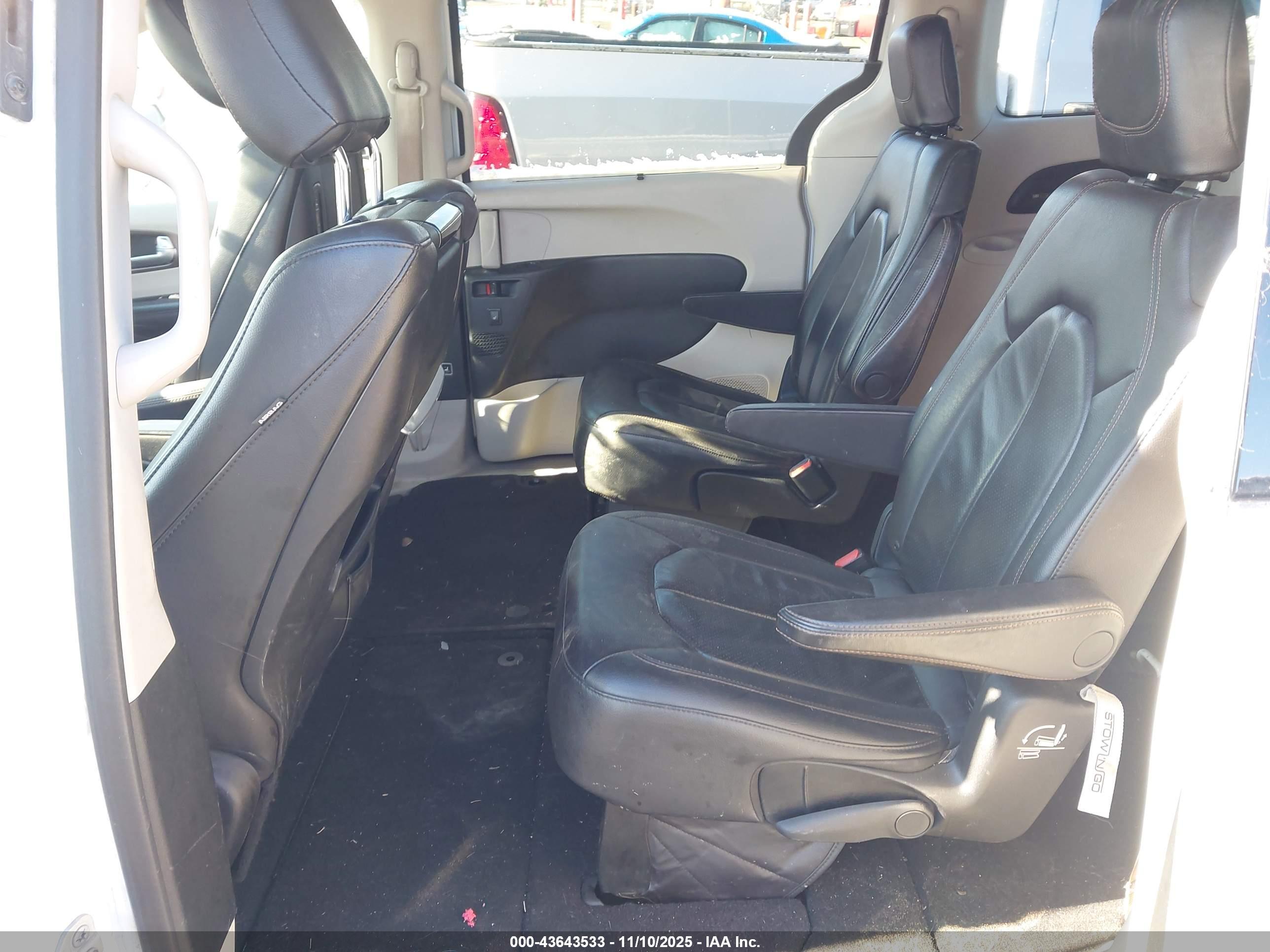 CHRYSLER PACIFICA image 8