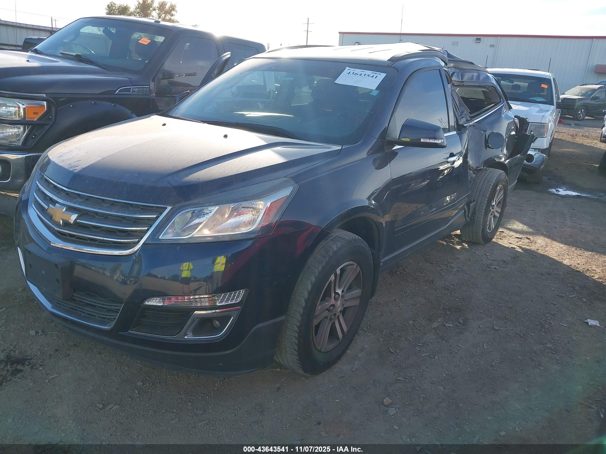 CHEVROLET TRAVERSE image 2