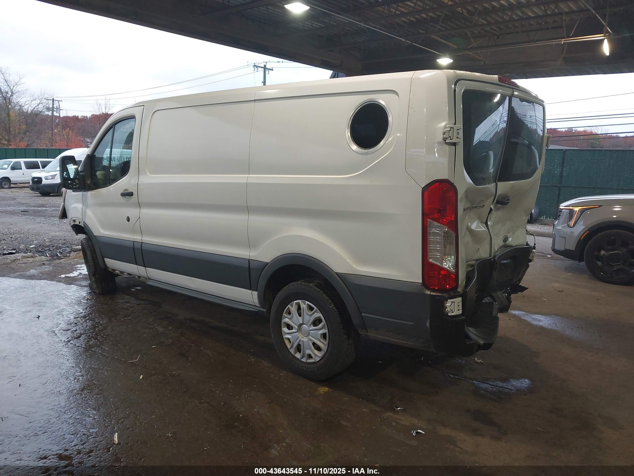 FORD TRANSIT-250 image 3