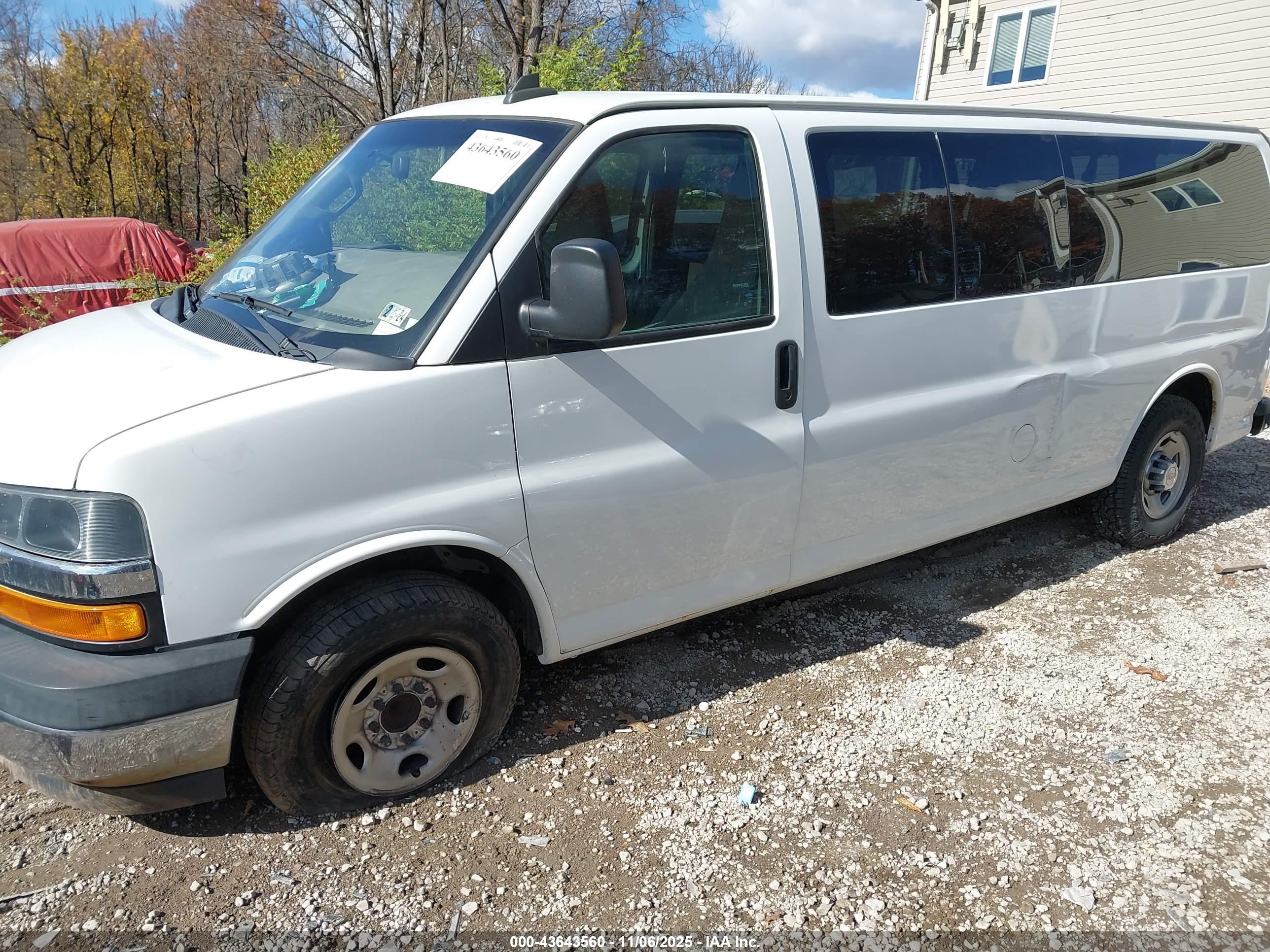 CHEVROLET EXPRESS image 2
