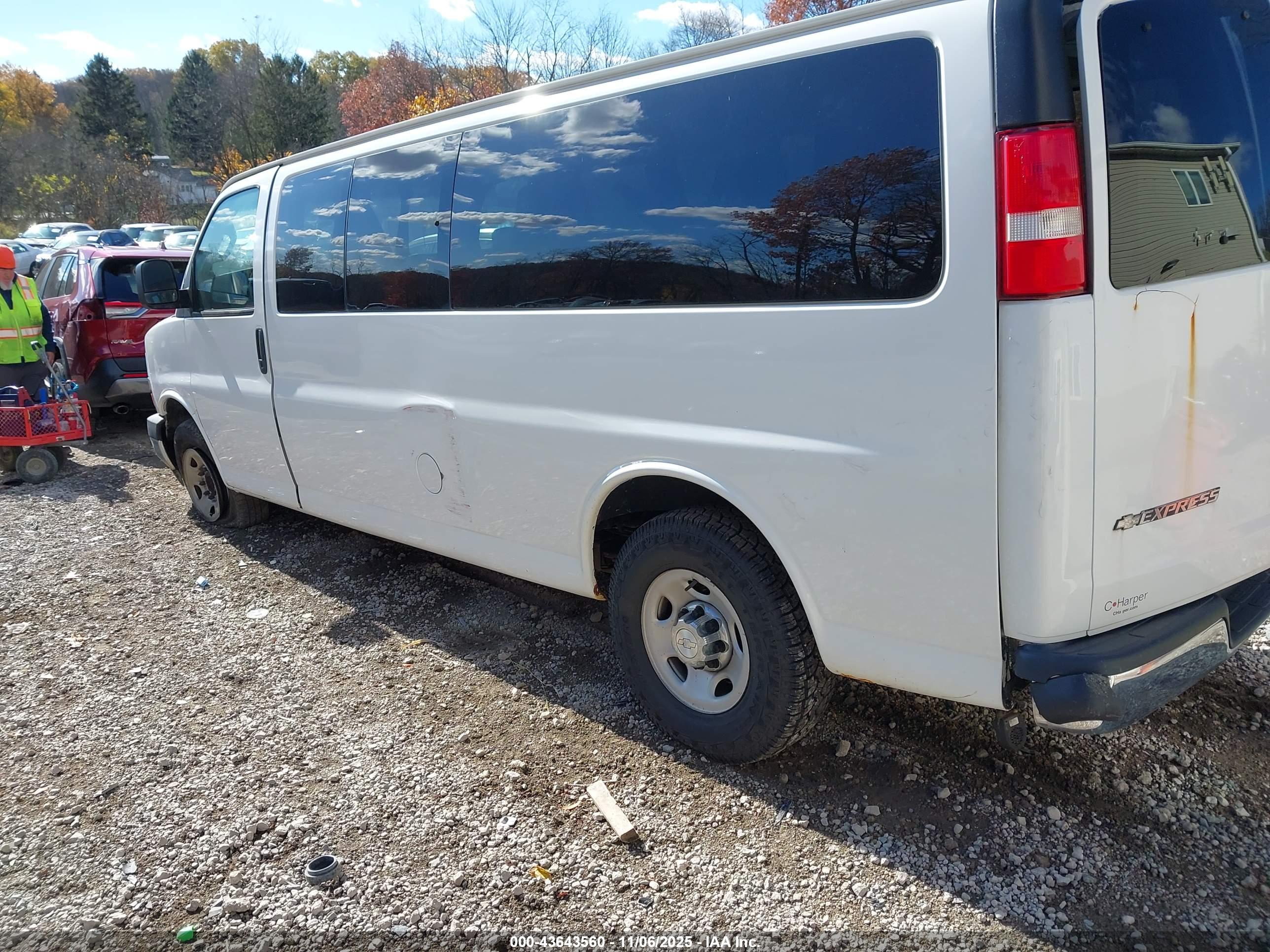 CHEVROLET EXPRESS image 3