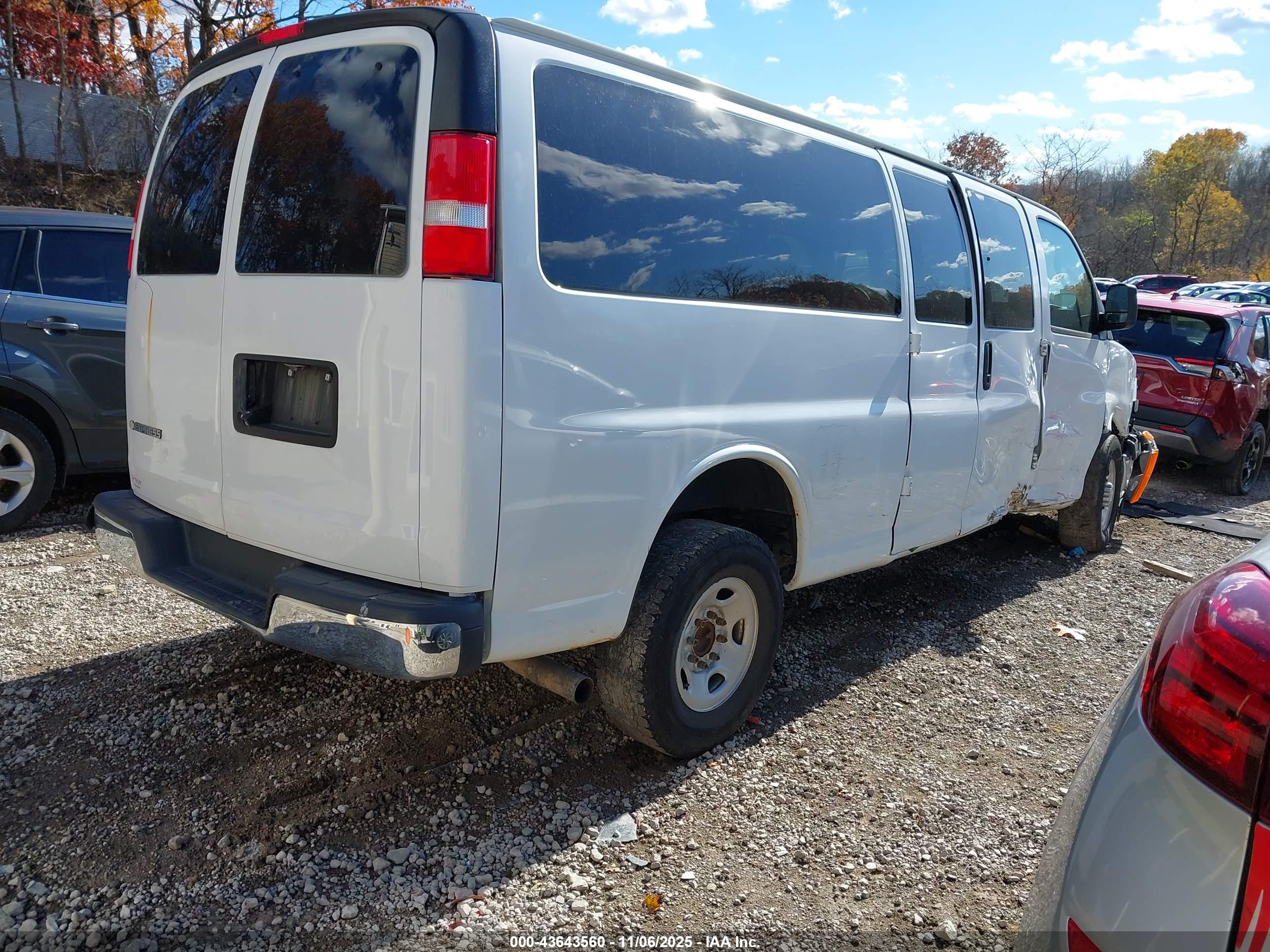 CHEVROLET EXPRESS image 4