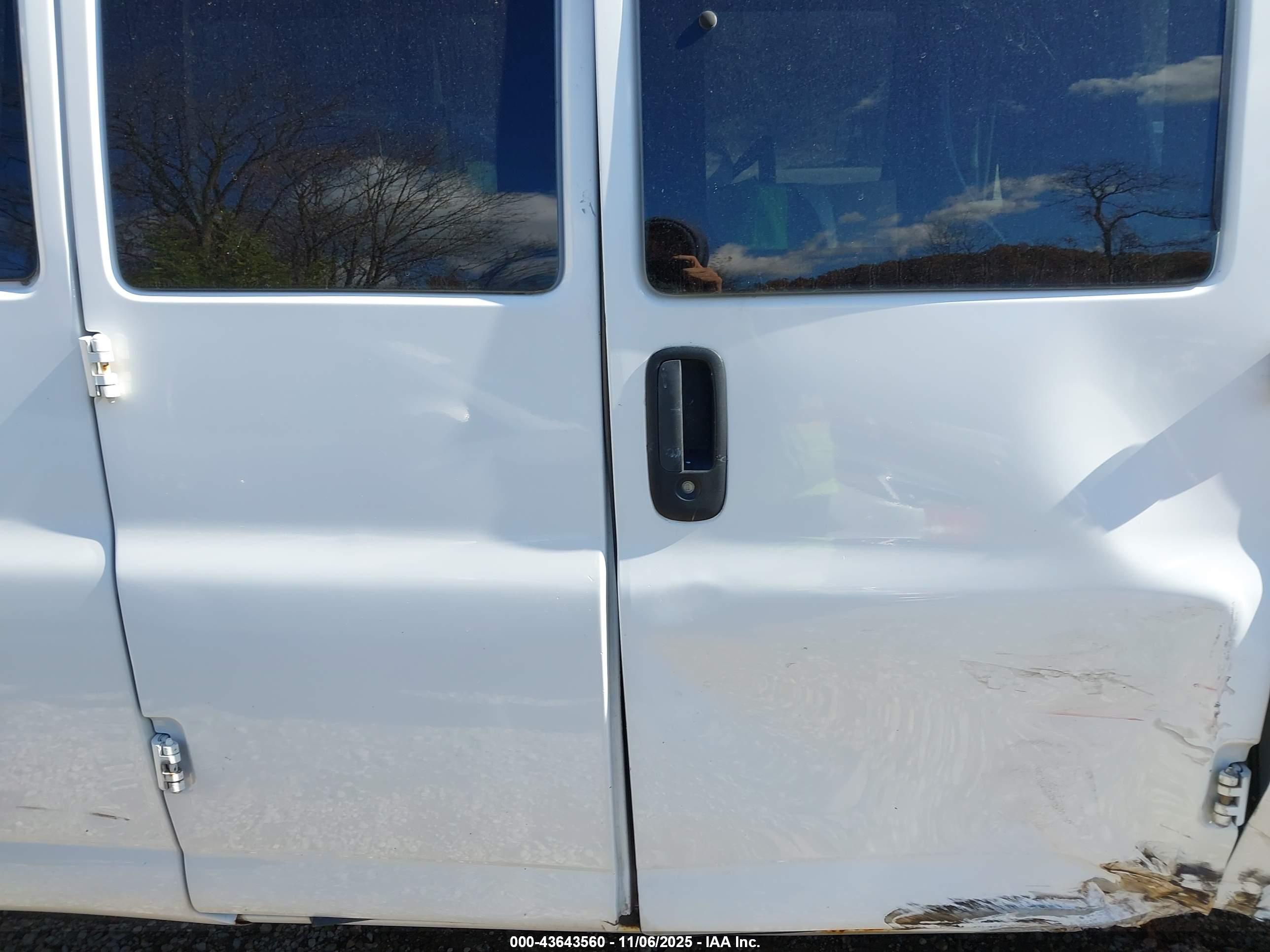 CHEVROLET EXPRESS image 8
