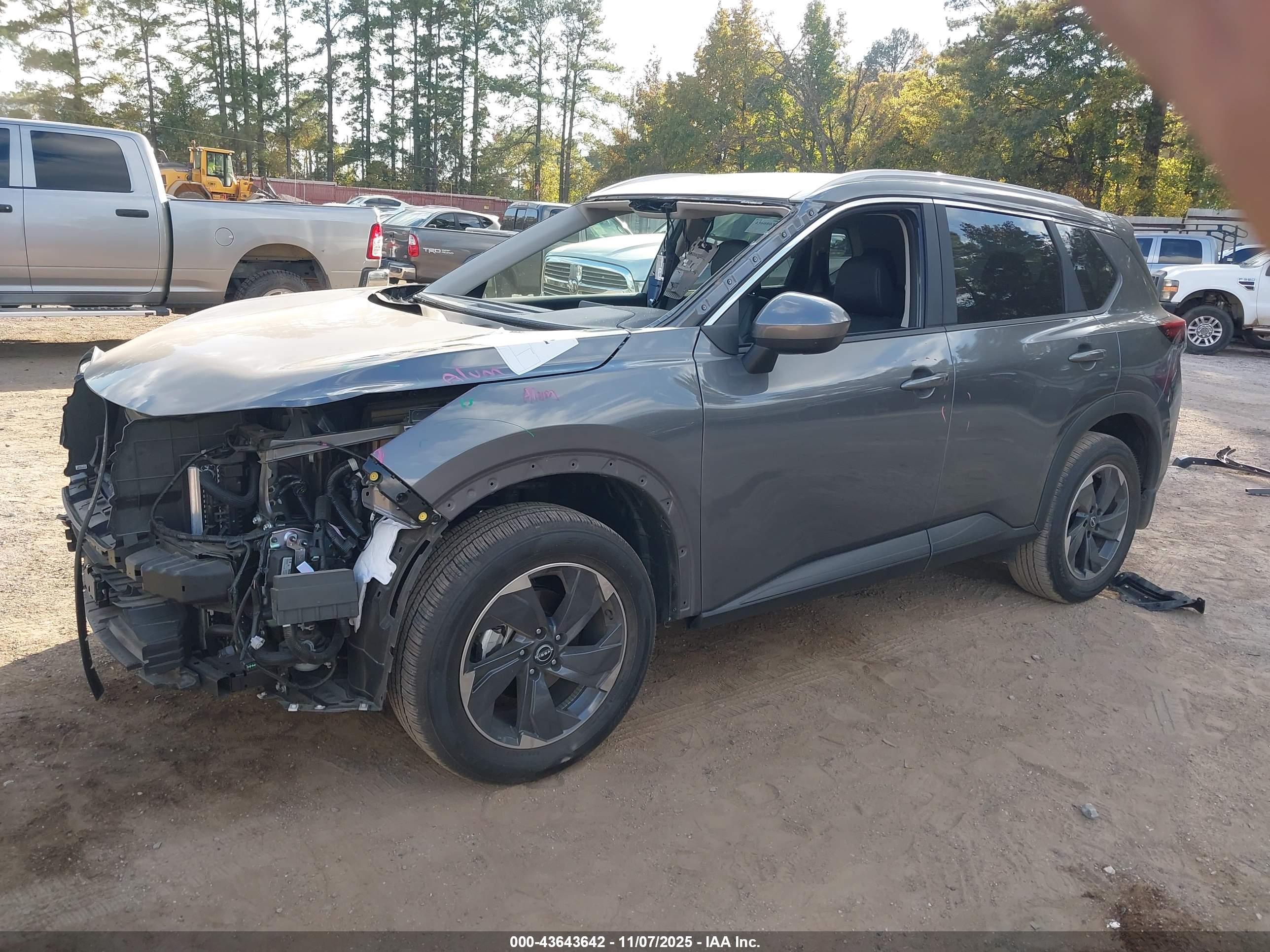NISSAN ROGUE image 2