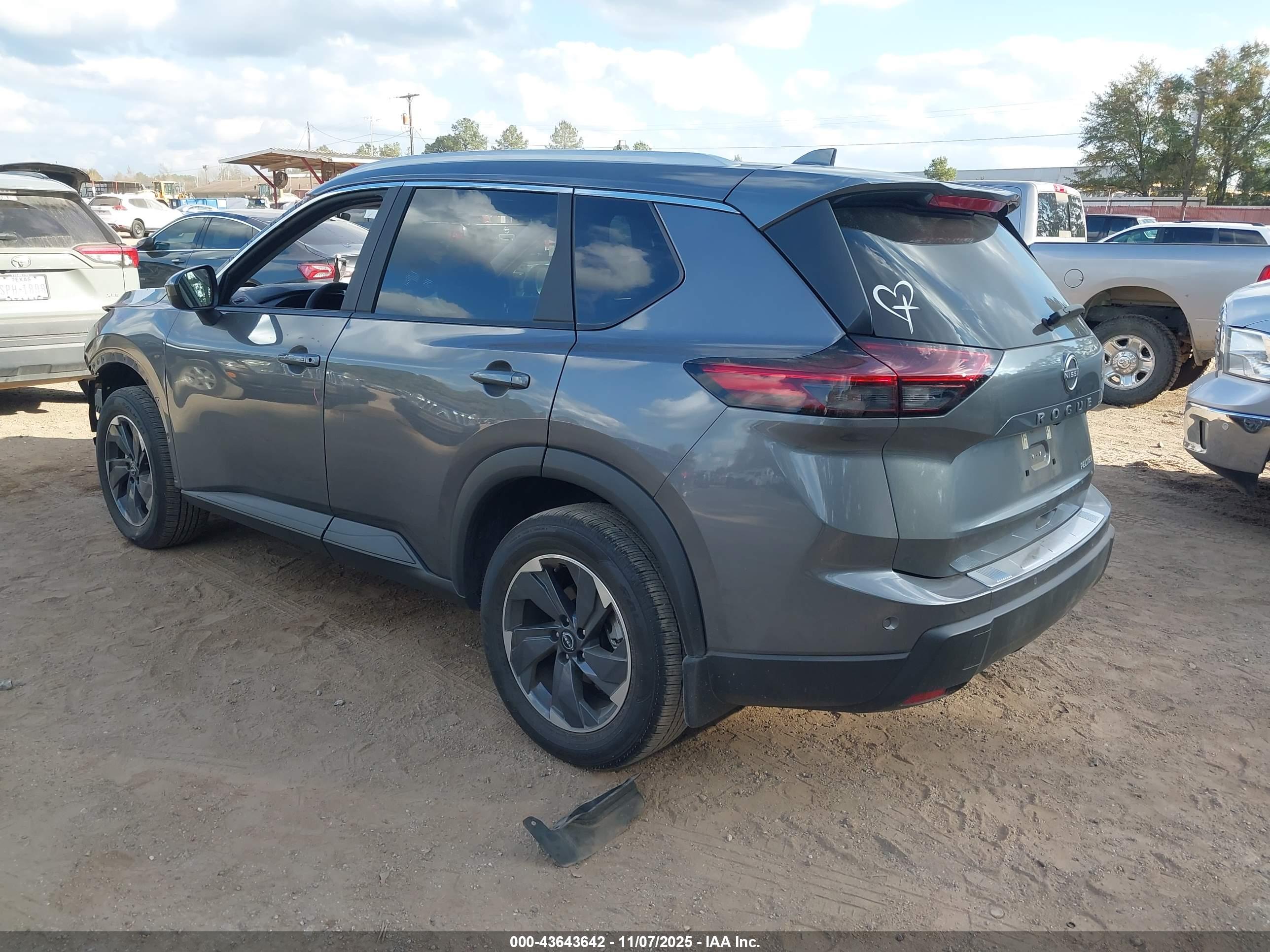 NISSAN ROGUE image 3