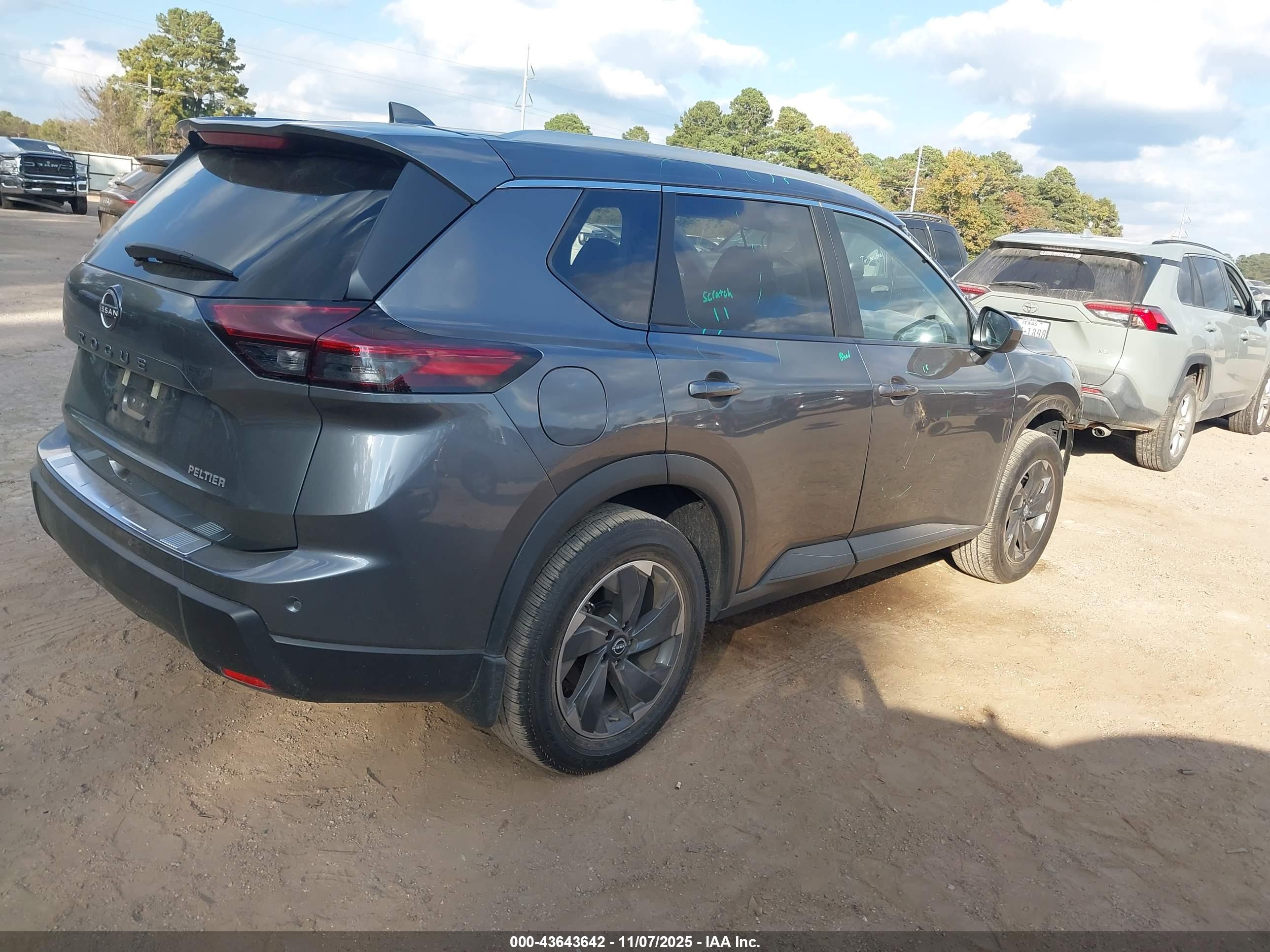 NISSAN ROGUE image 4