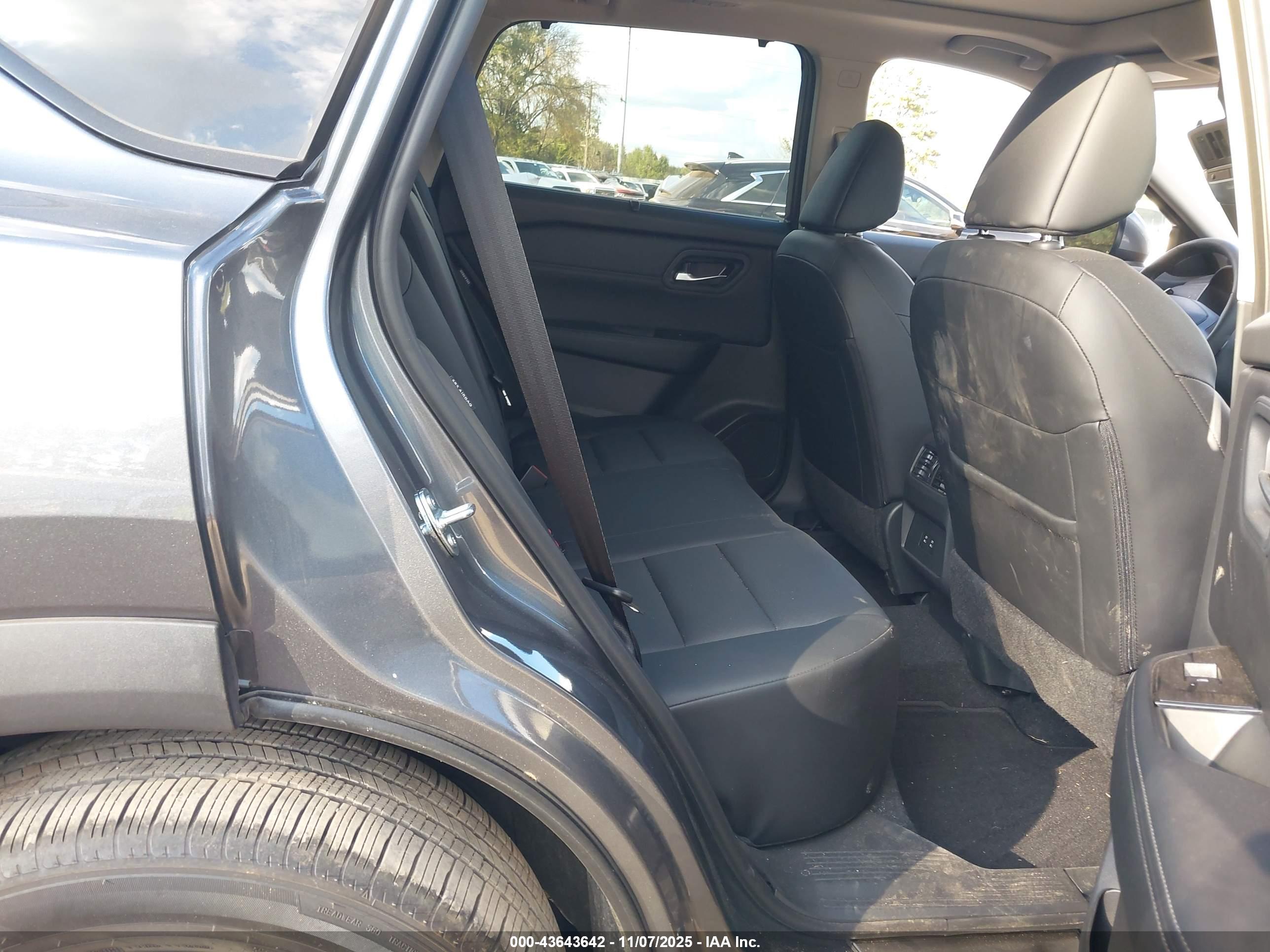 NISSAN ROGUE image 8