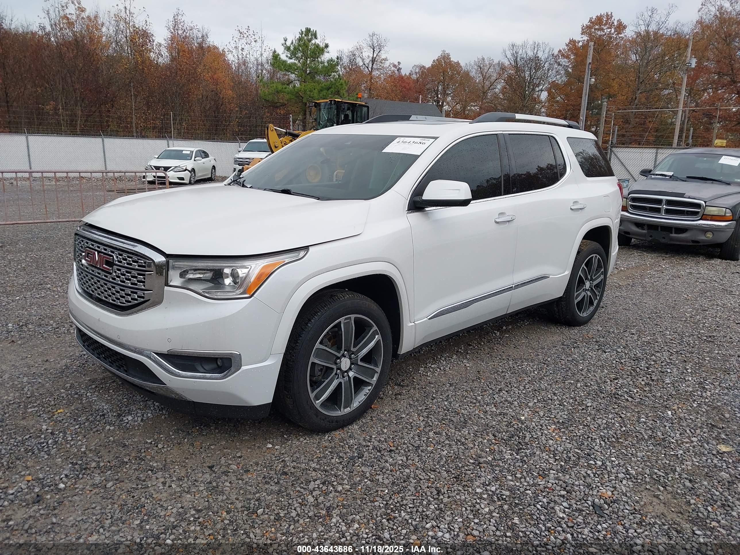 GMC ACADIA image 2