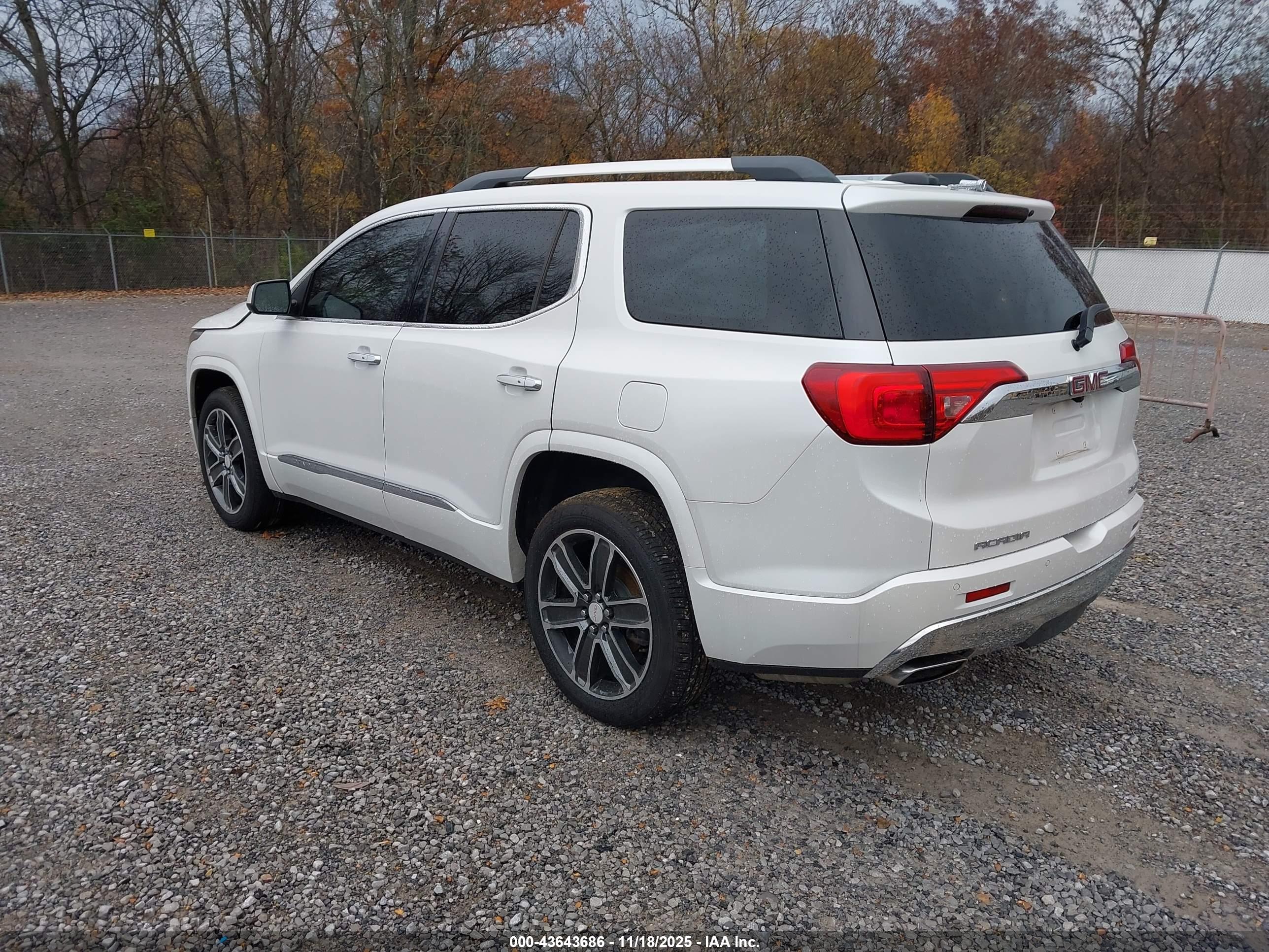 GMC ACADIA image 3