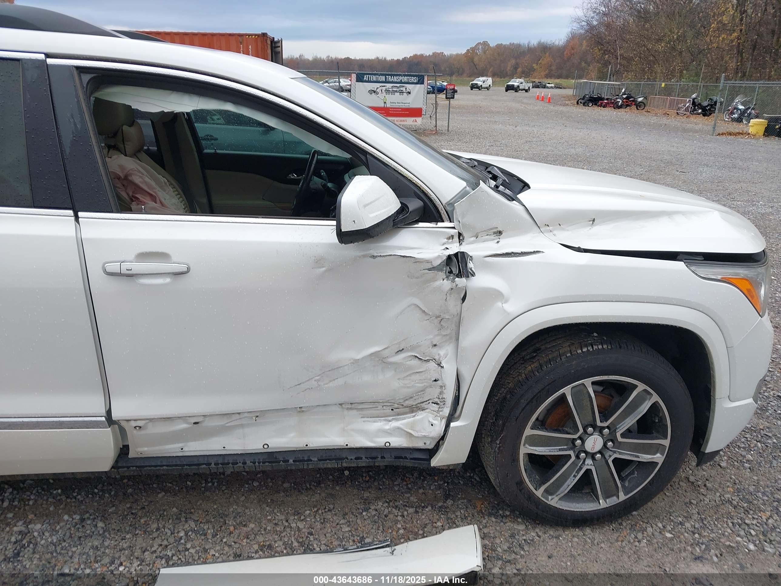 GMC ACADIA image 6
