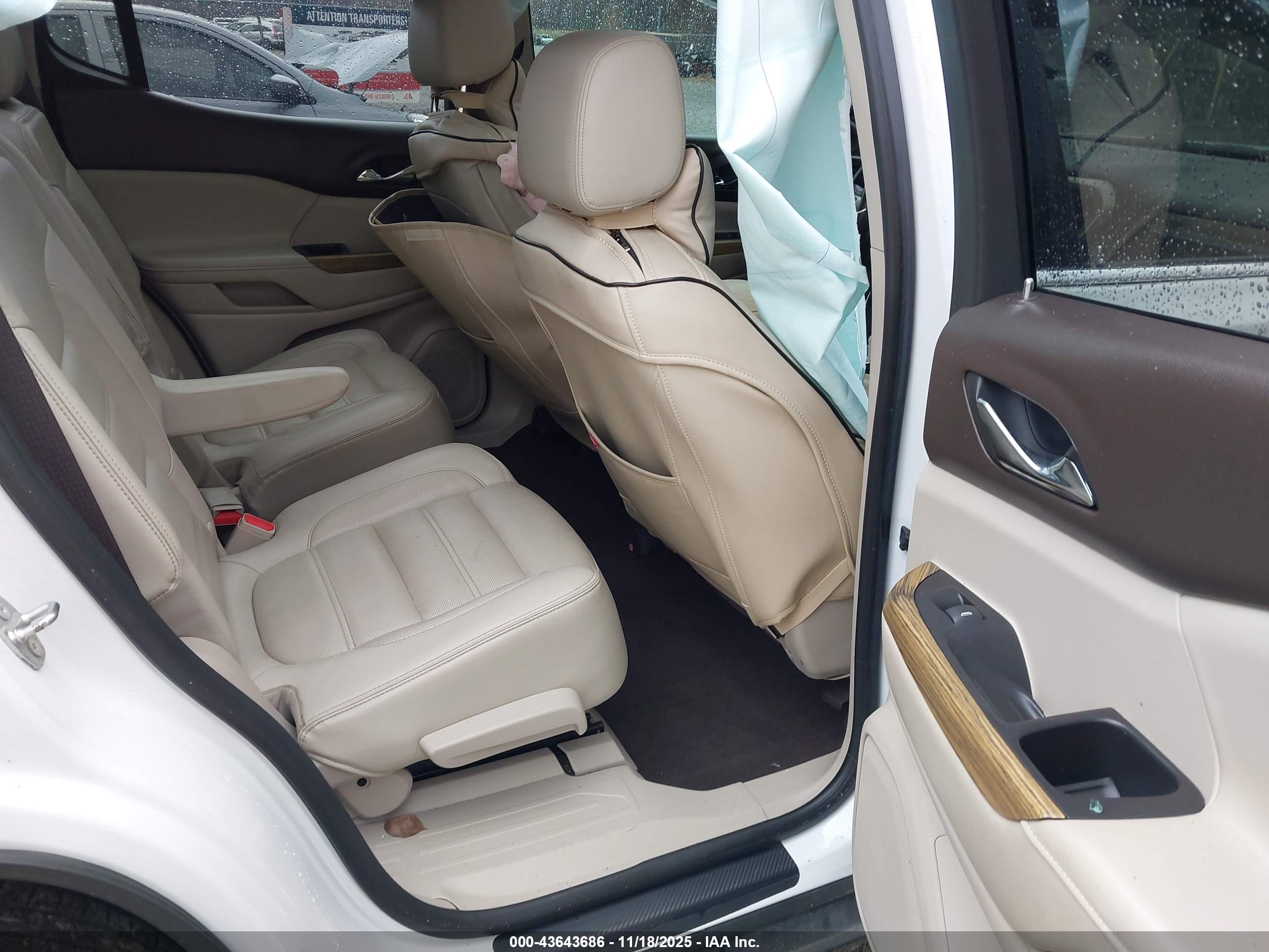 GMC ACADIA image 8
