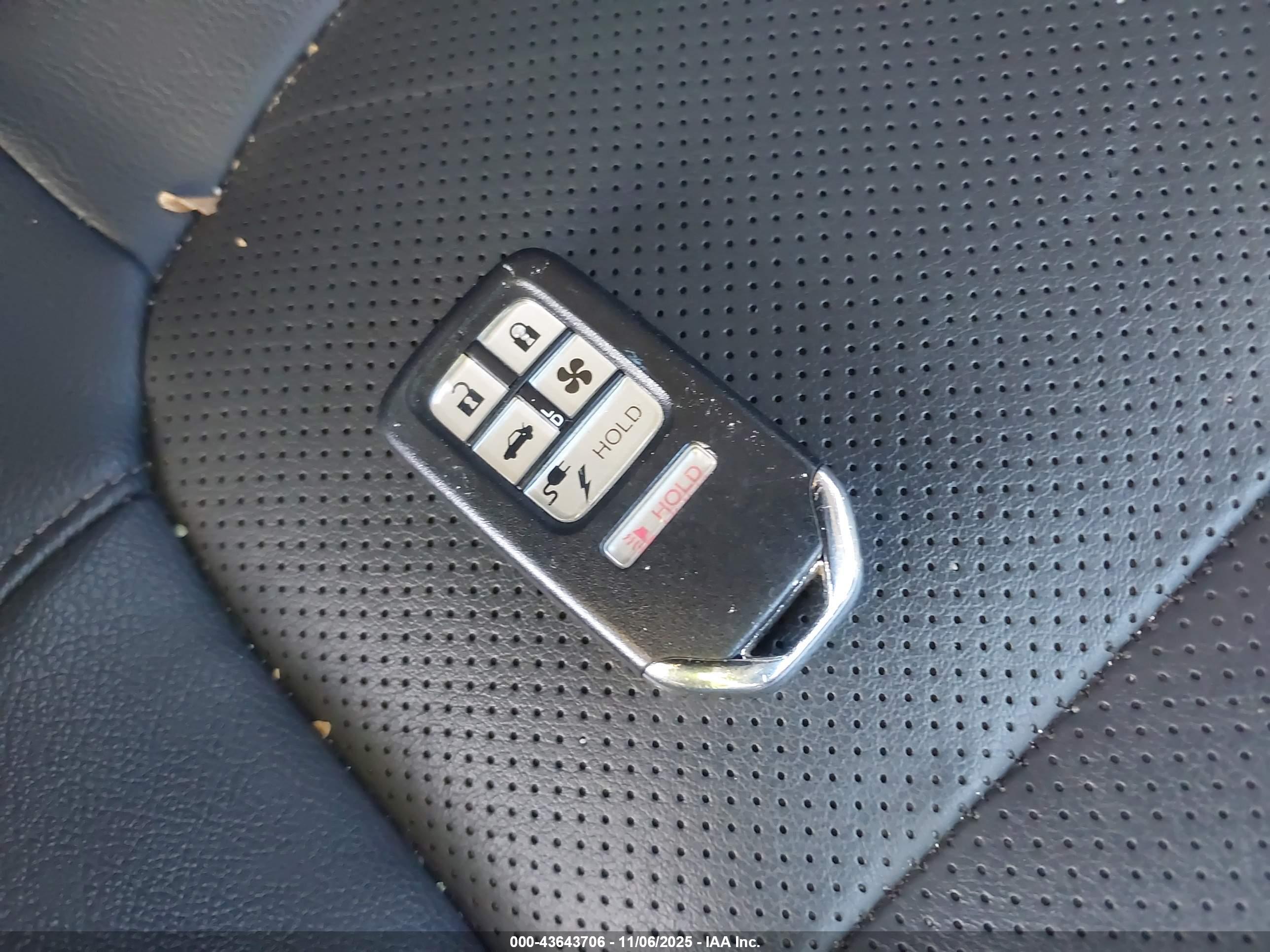HONDA CLARITY image 11