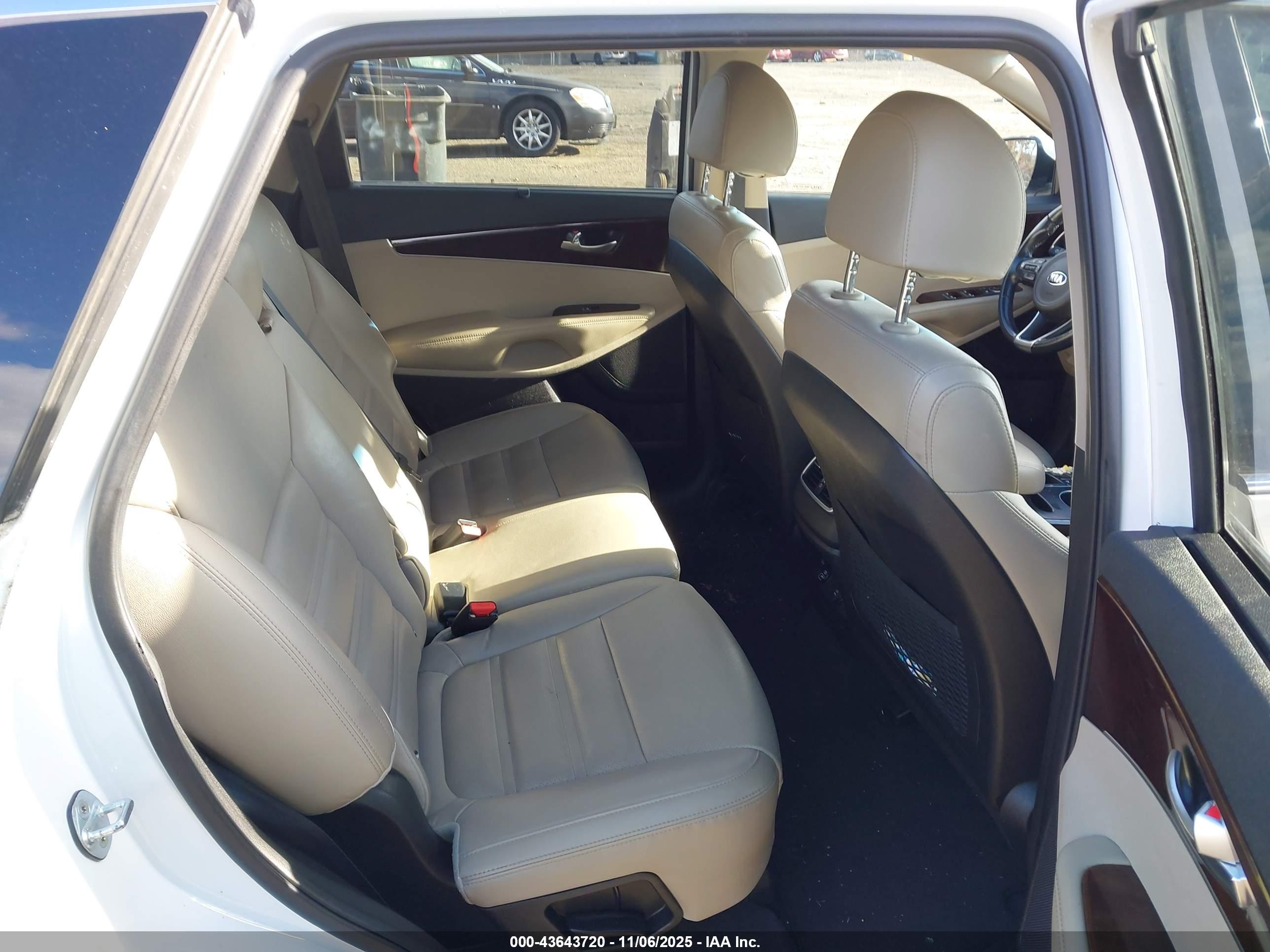 KIA SORENTO image 8