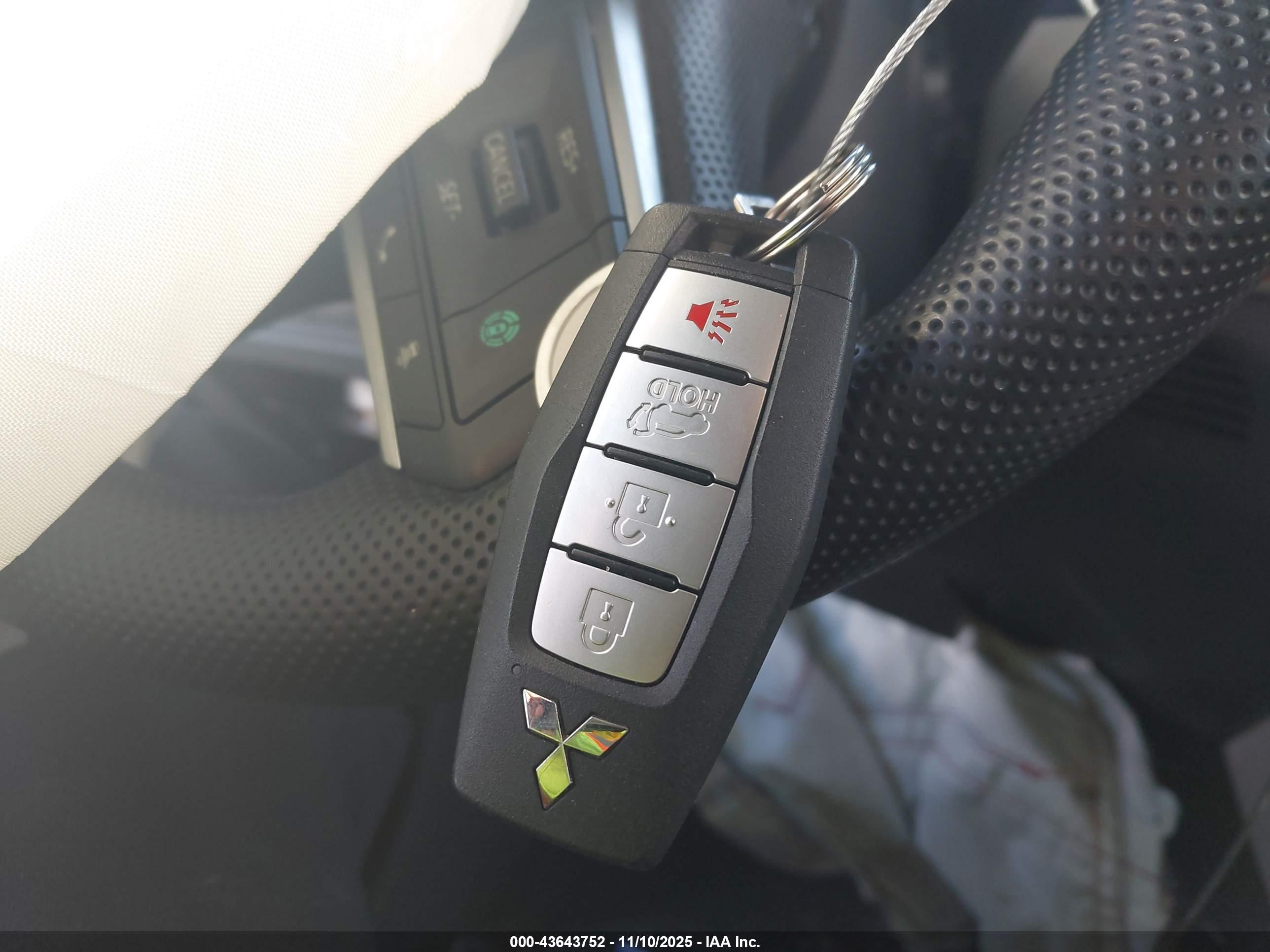MITSUBISHI OUTLANDER image 11