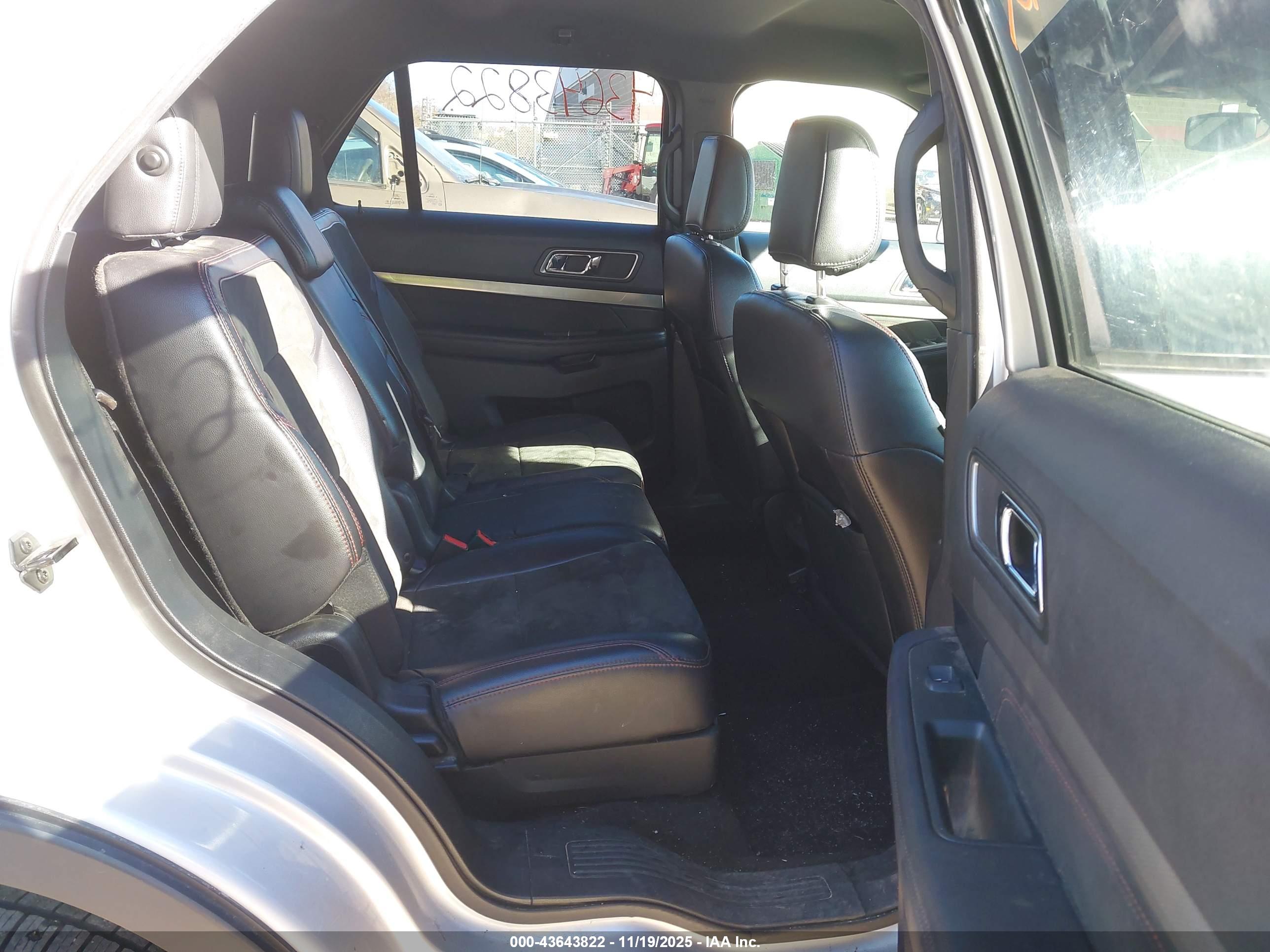 FORD EXPLORER image 8