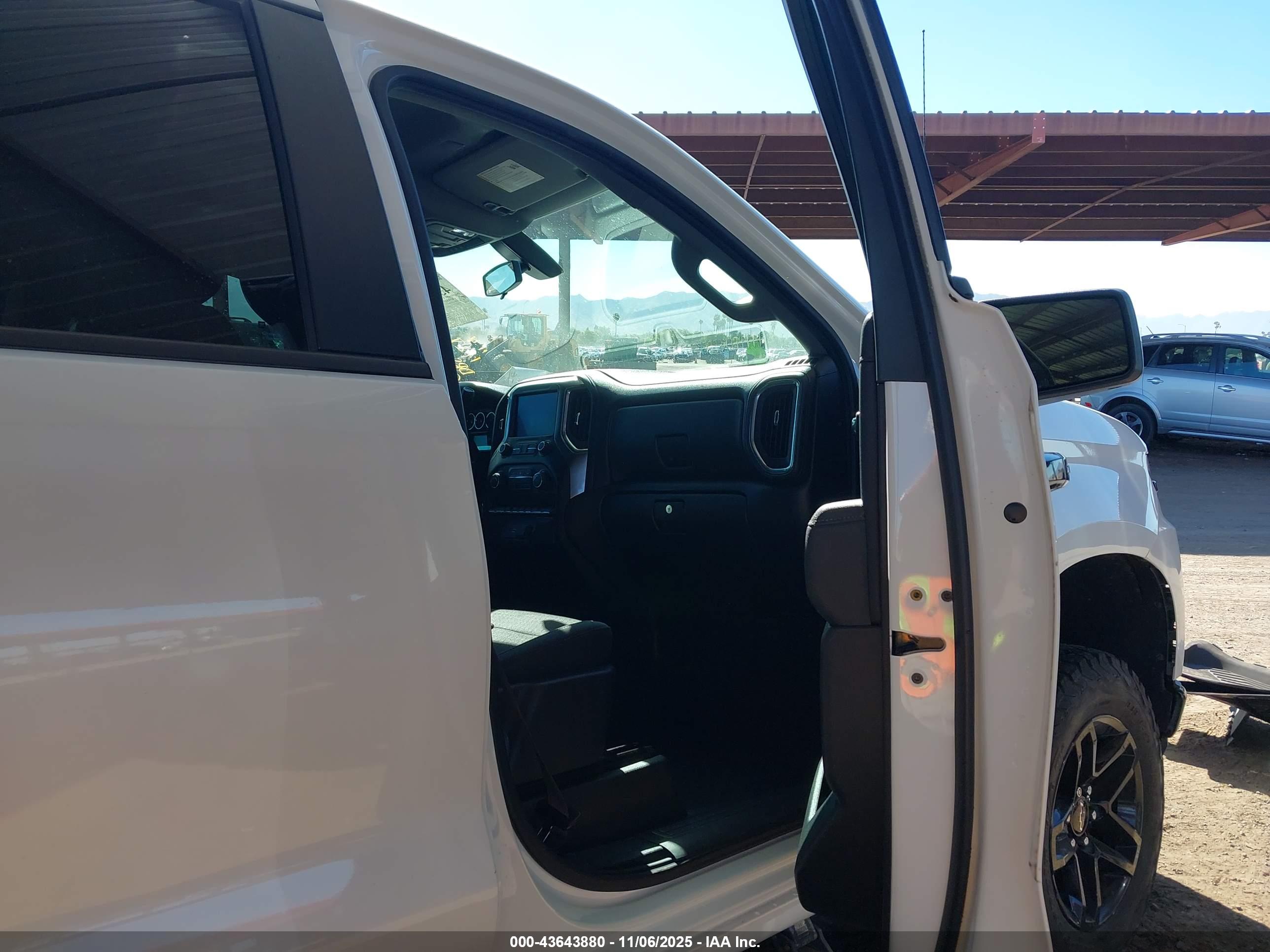 CHEVROLET SILVERADO image 5