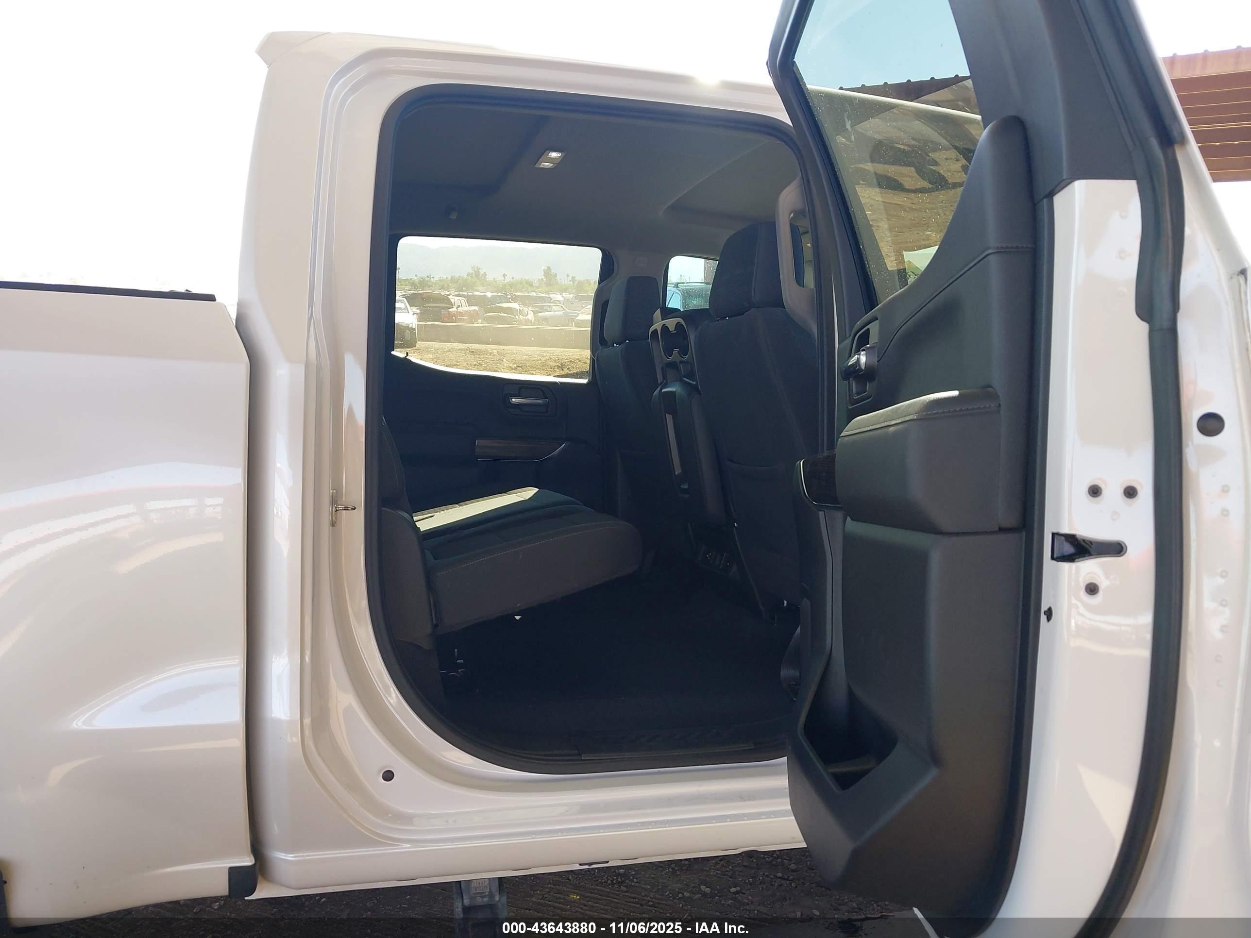 CHEVROLET SILVERADO image 8