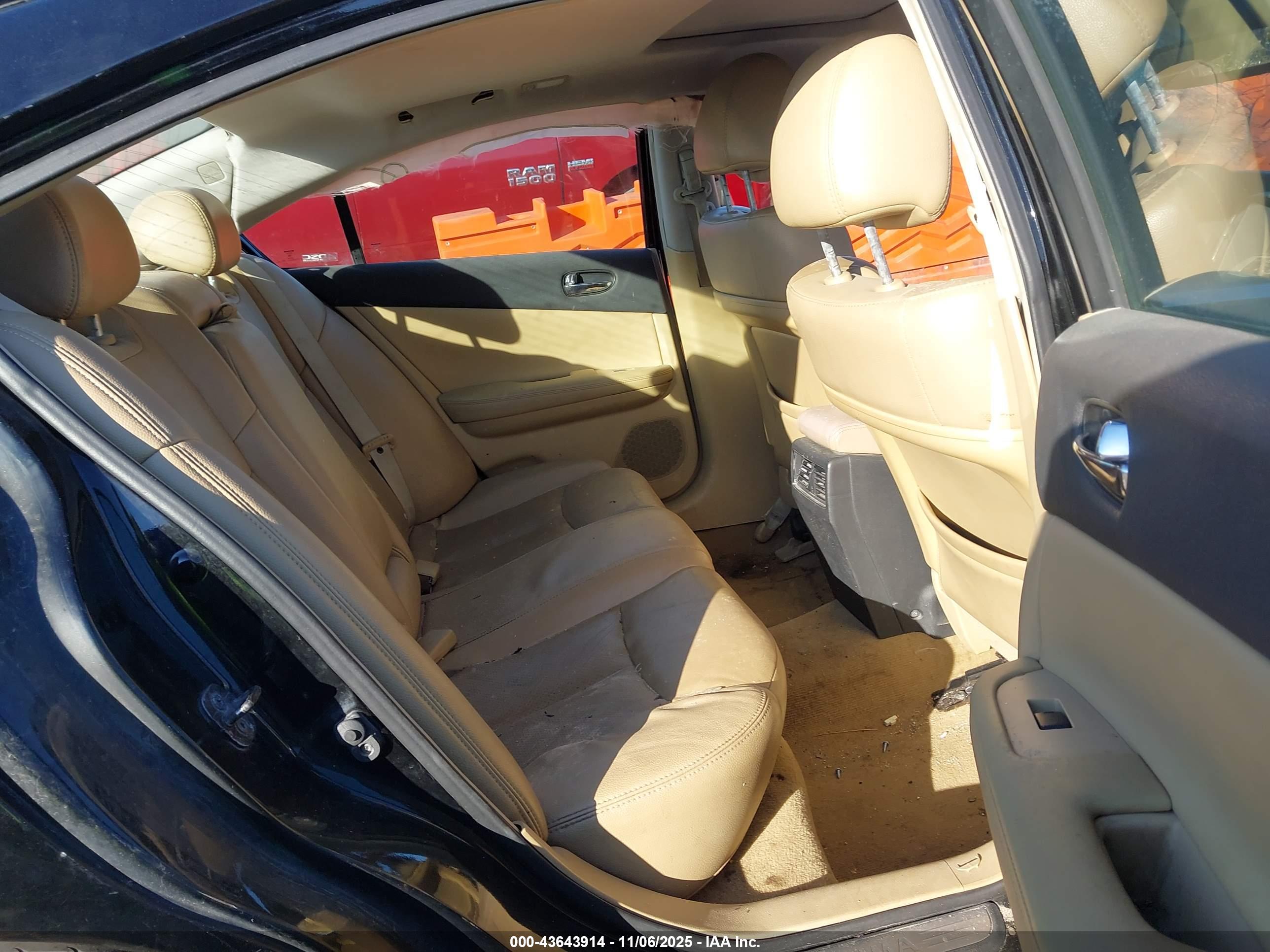 NISSAN MAXIMA image 8