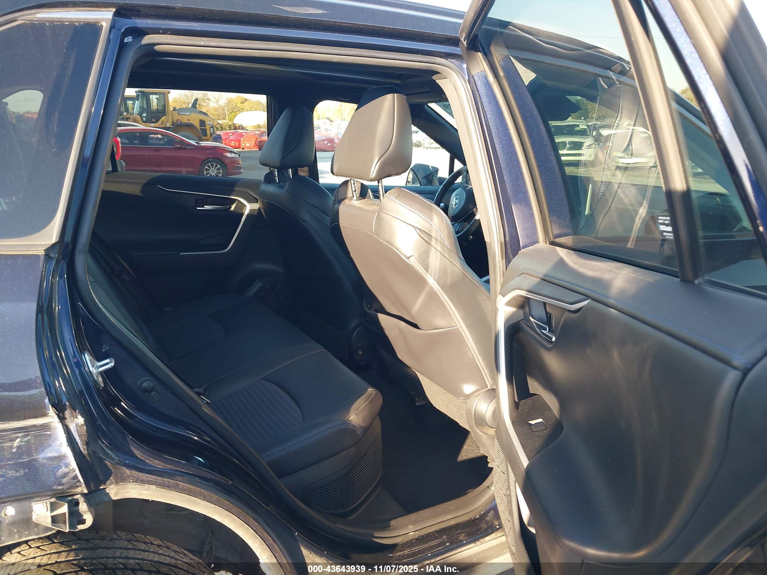 TOYOTA RAV4 image 8