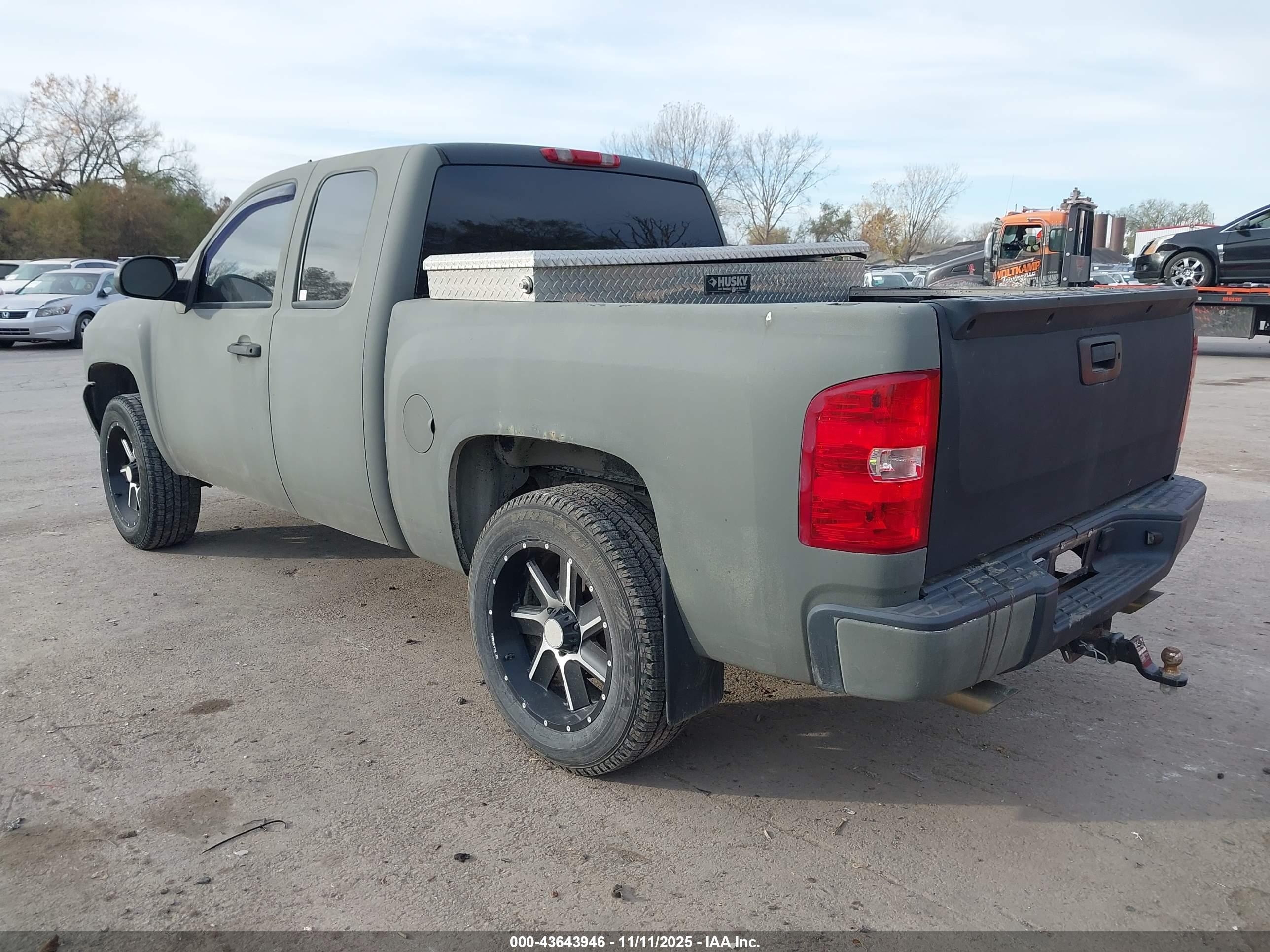 CHEVROLET SILVERADO image 3