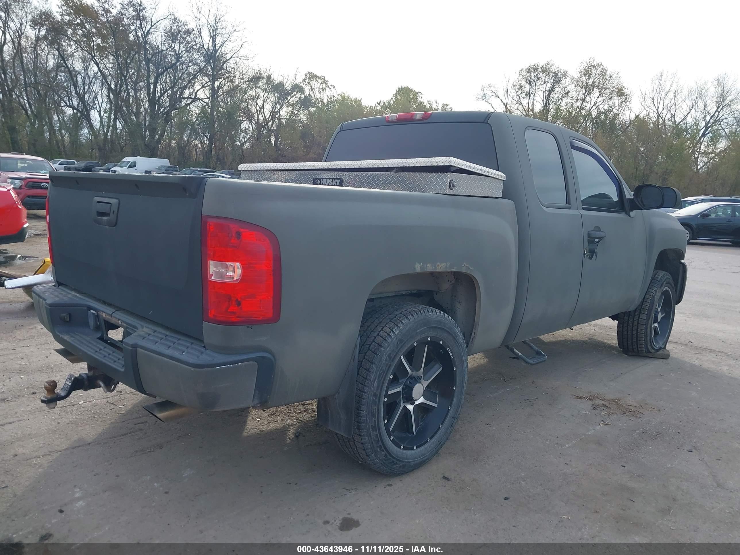 CHEVROLET SILVERADO image 4