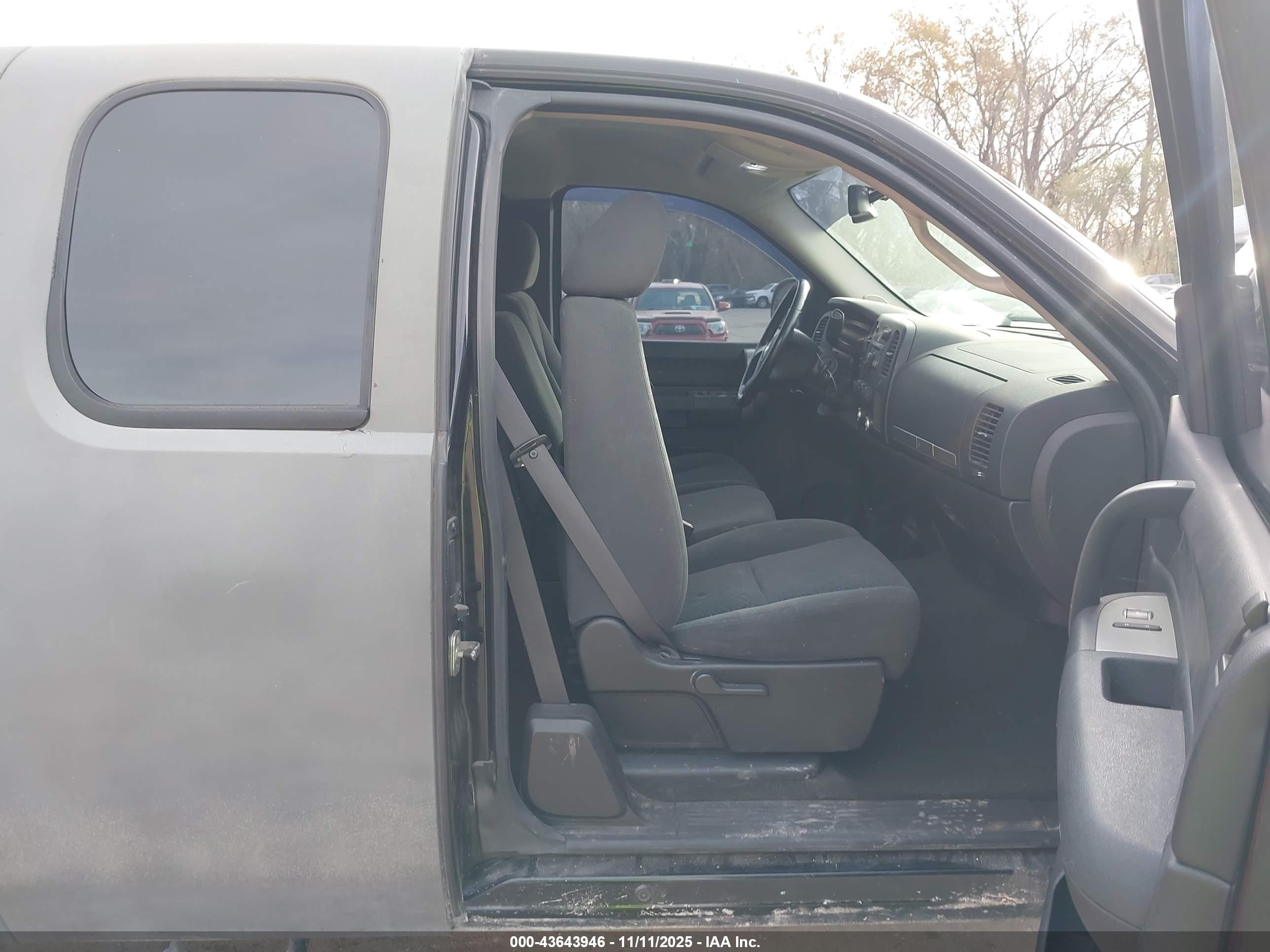 CHEVROLET SILVERADO image 5