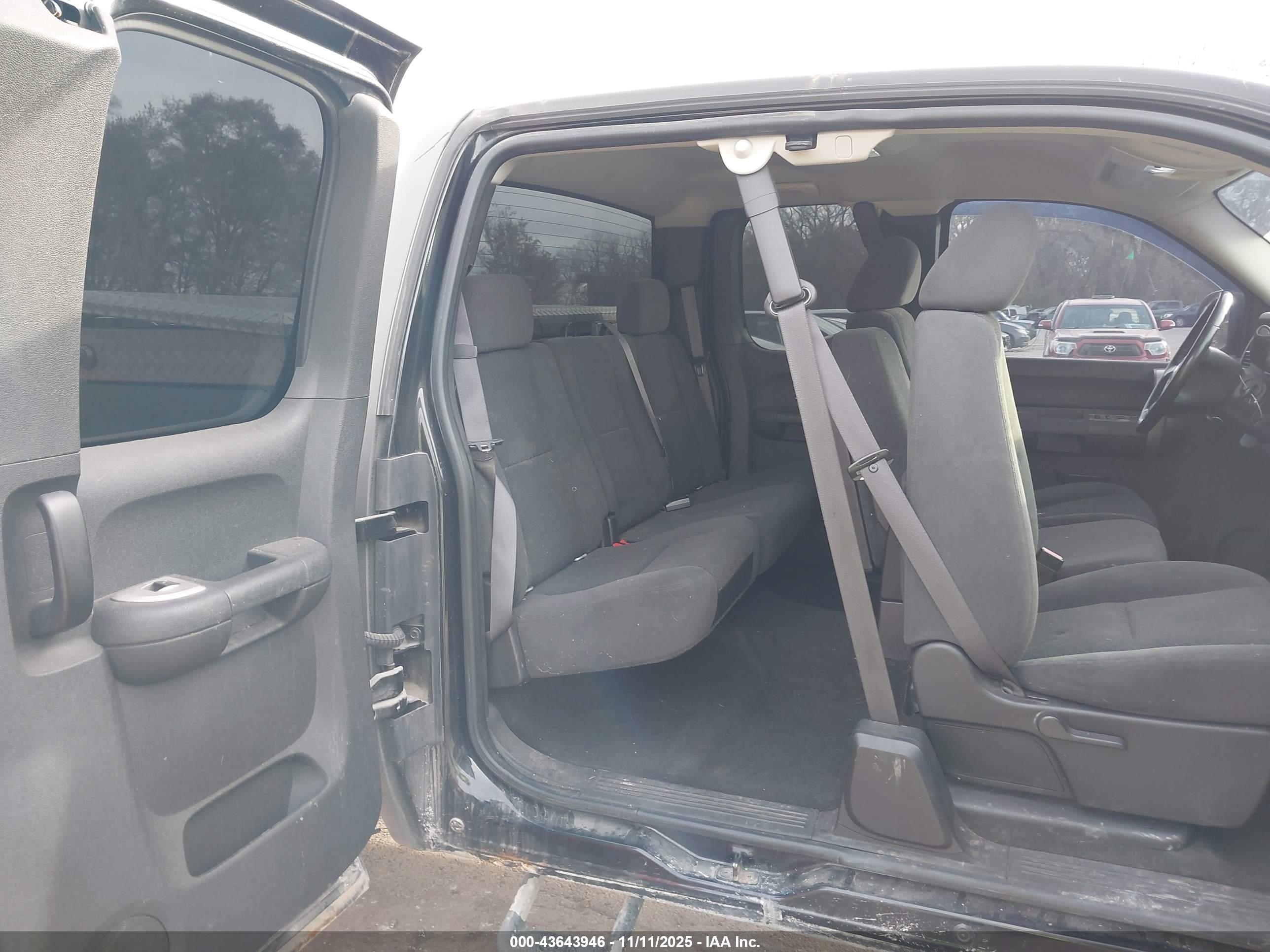 CHEVROLET SILVERADO image 8