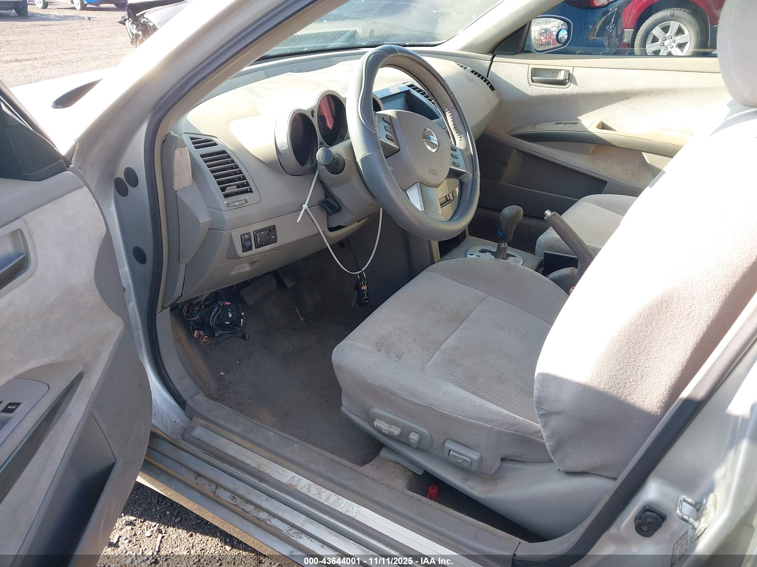 NISSAN MAXIMA image 5