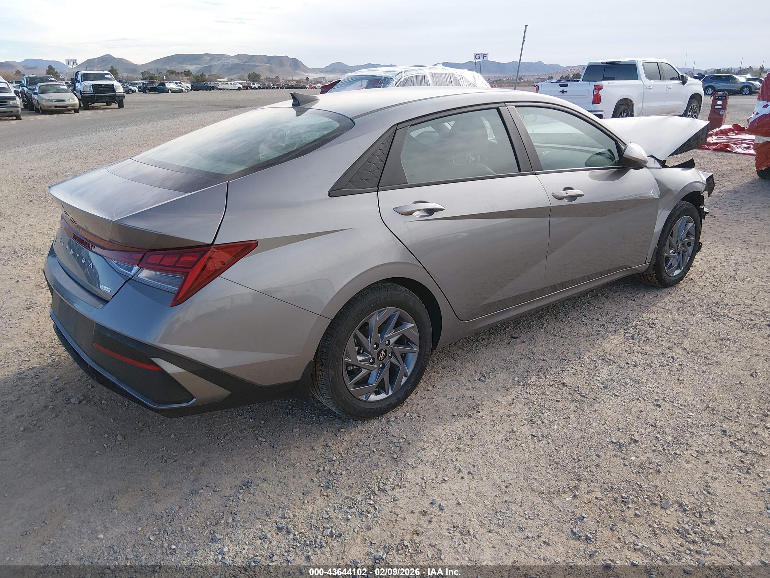 HYUNDAI ELANTRA image 4