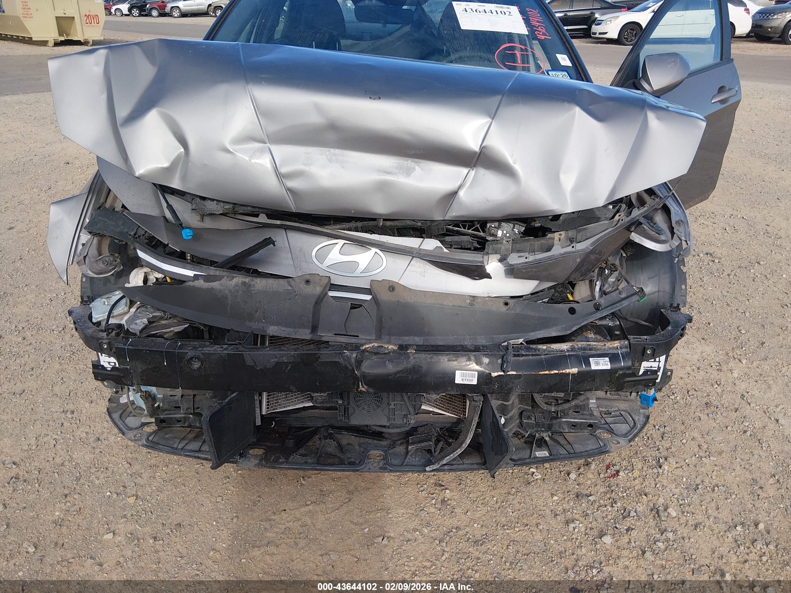 HYUNDAI ELANTRA image 6