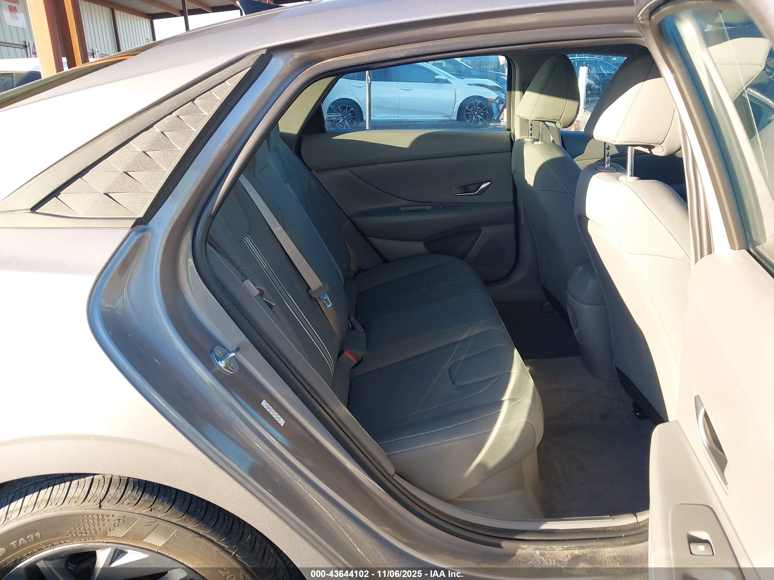 HYUNDAI ELANTRA image 8