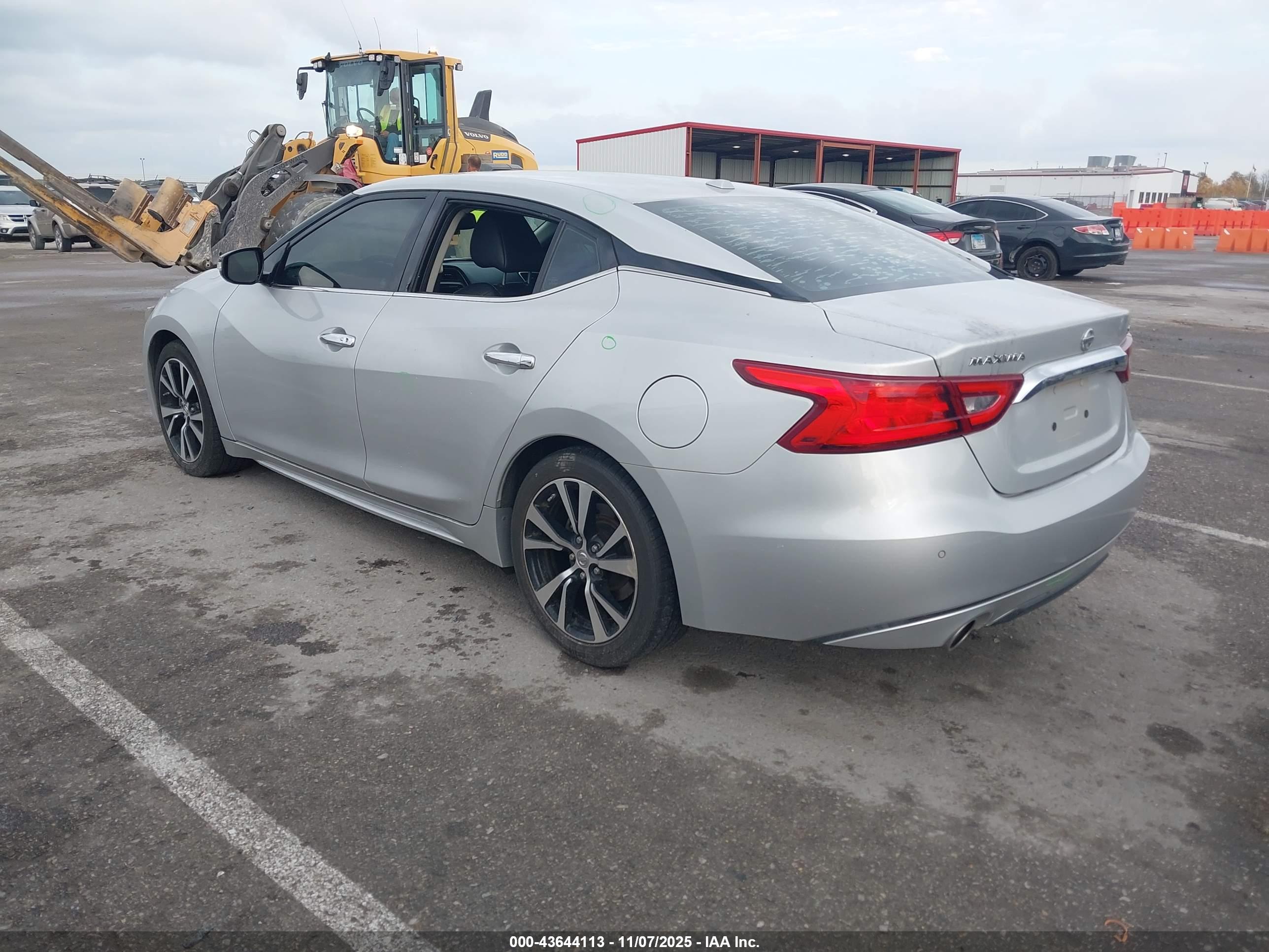 NISSAN MAXIMA image 3