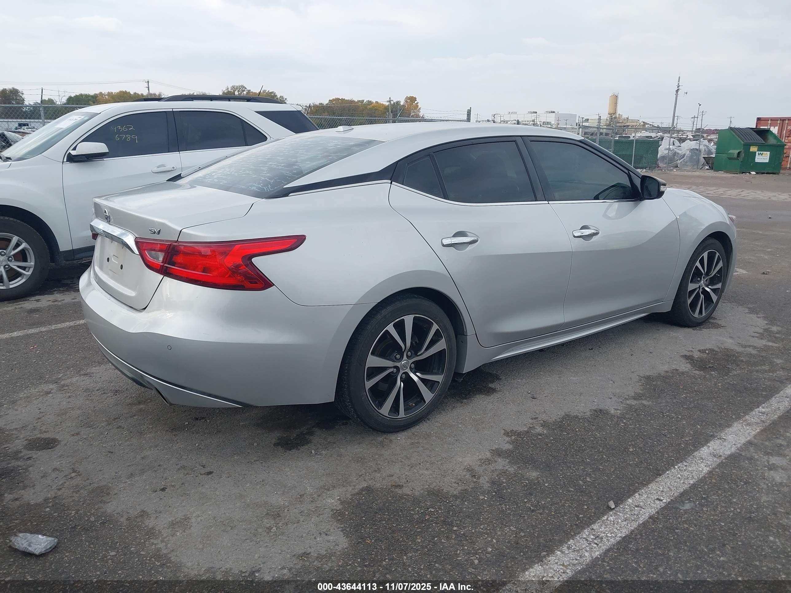 NISSAN MAXIMA image 4