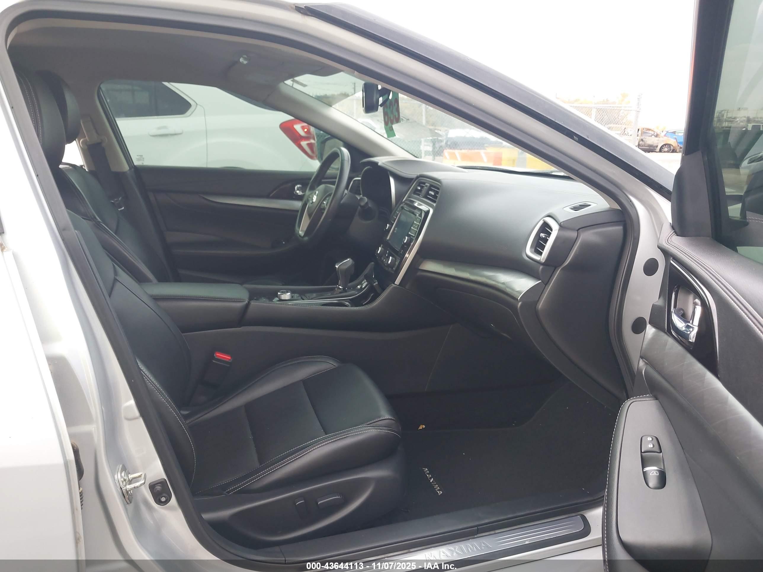 NISSAN MAXIMA image 5