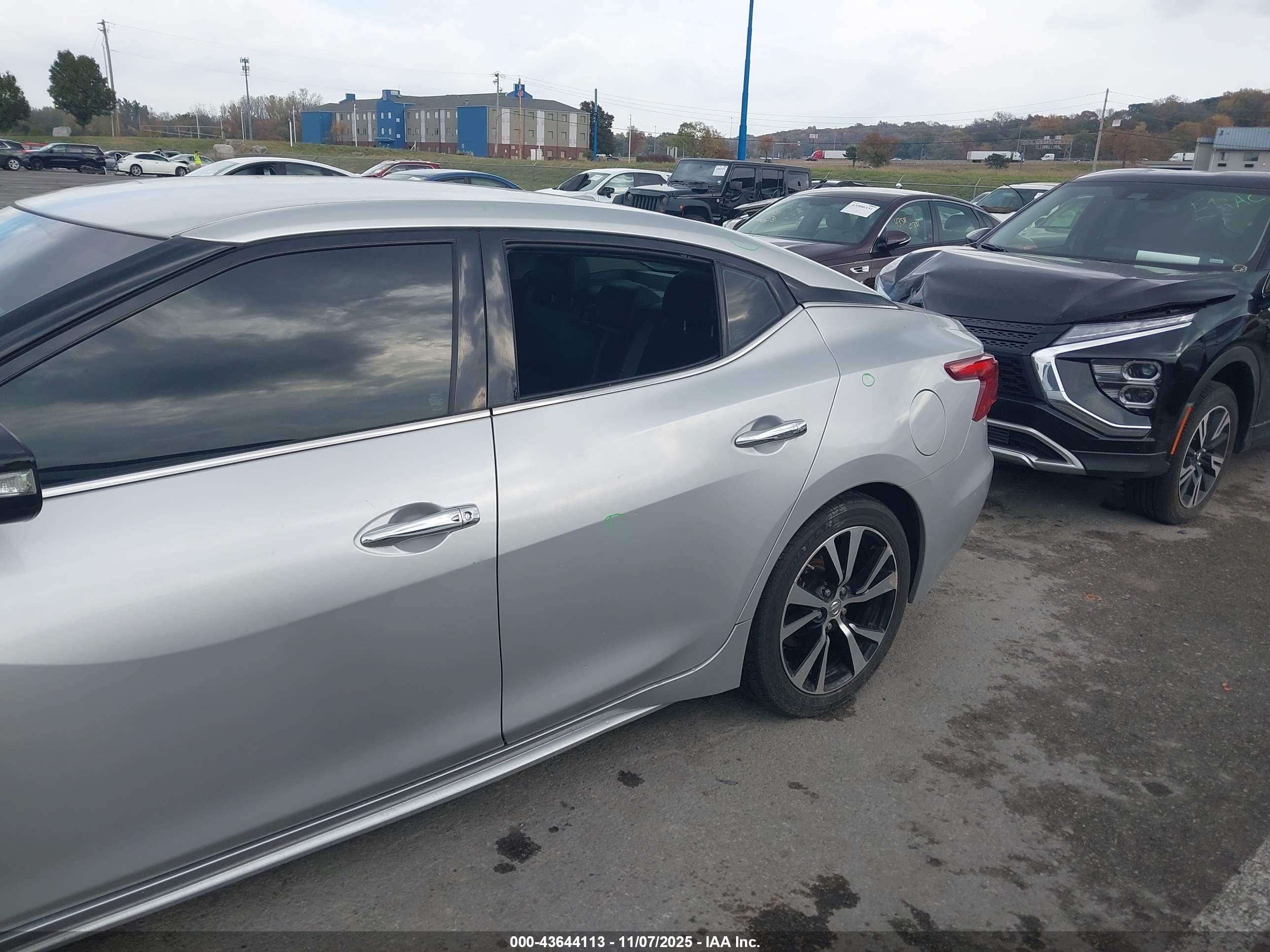 NISSAN MAXIMA image 6