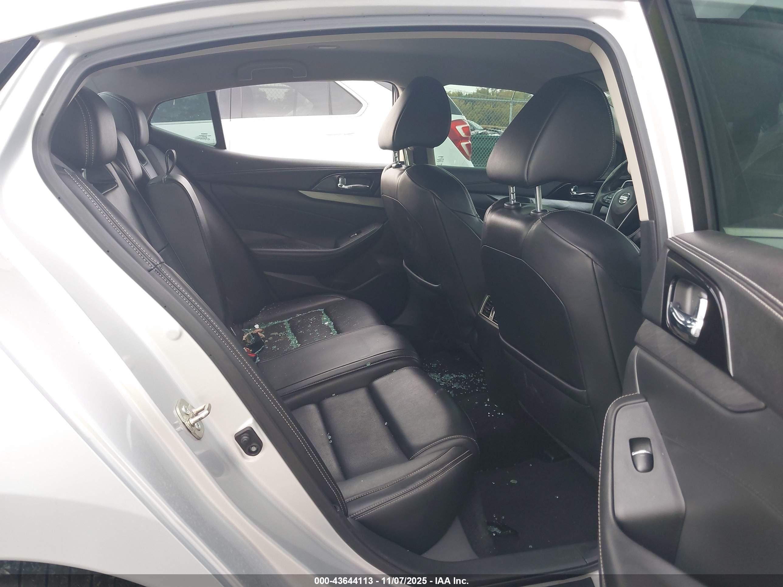 NISSAN MAXIMA image 8