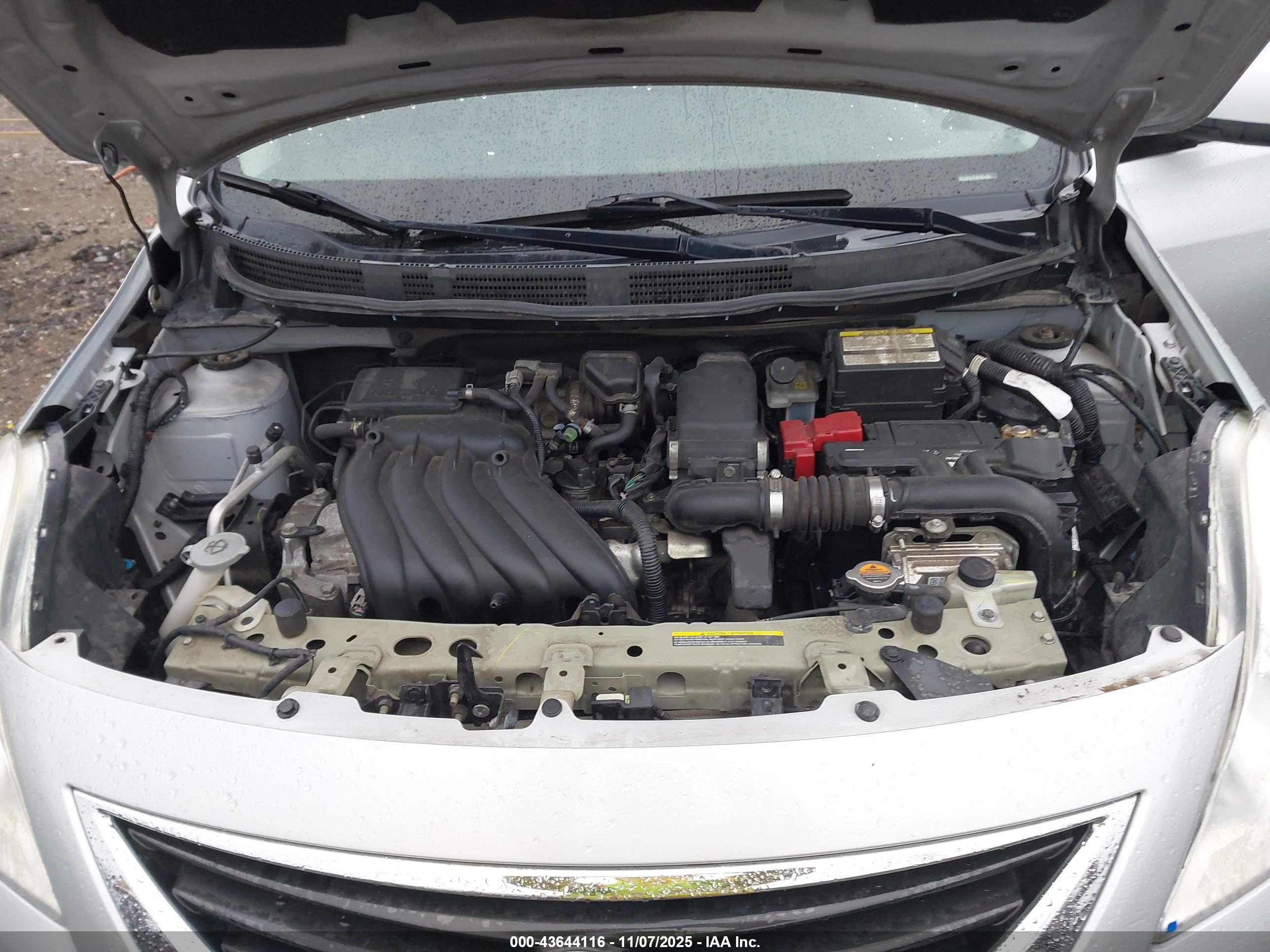 NISSAN VERSA image 10