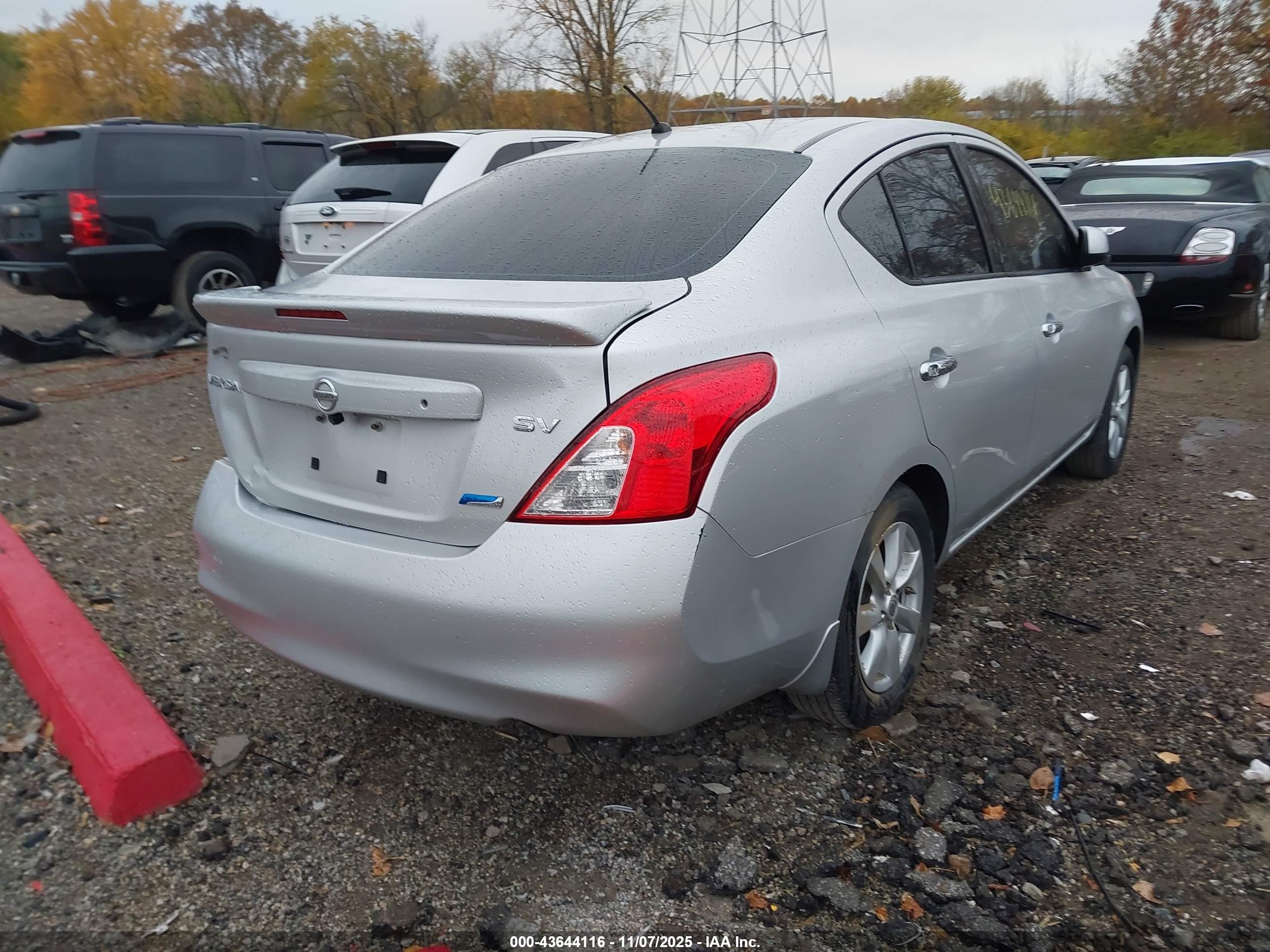 NISSAN VERSA image 4