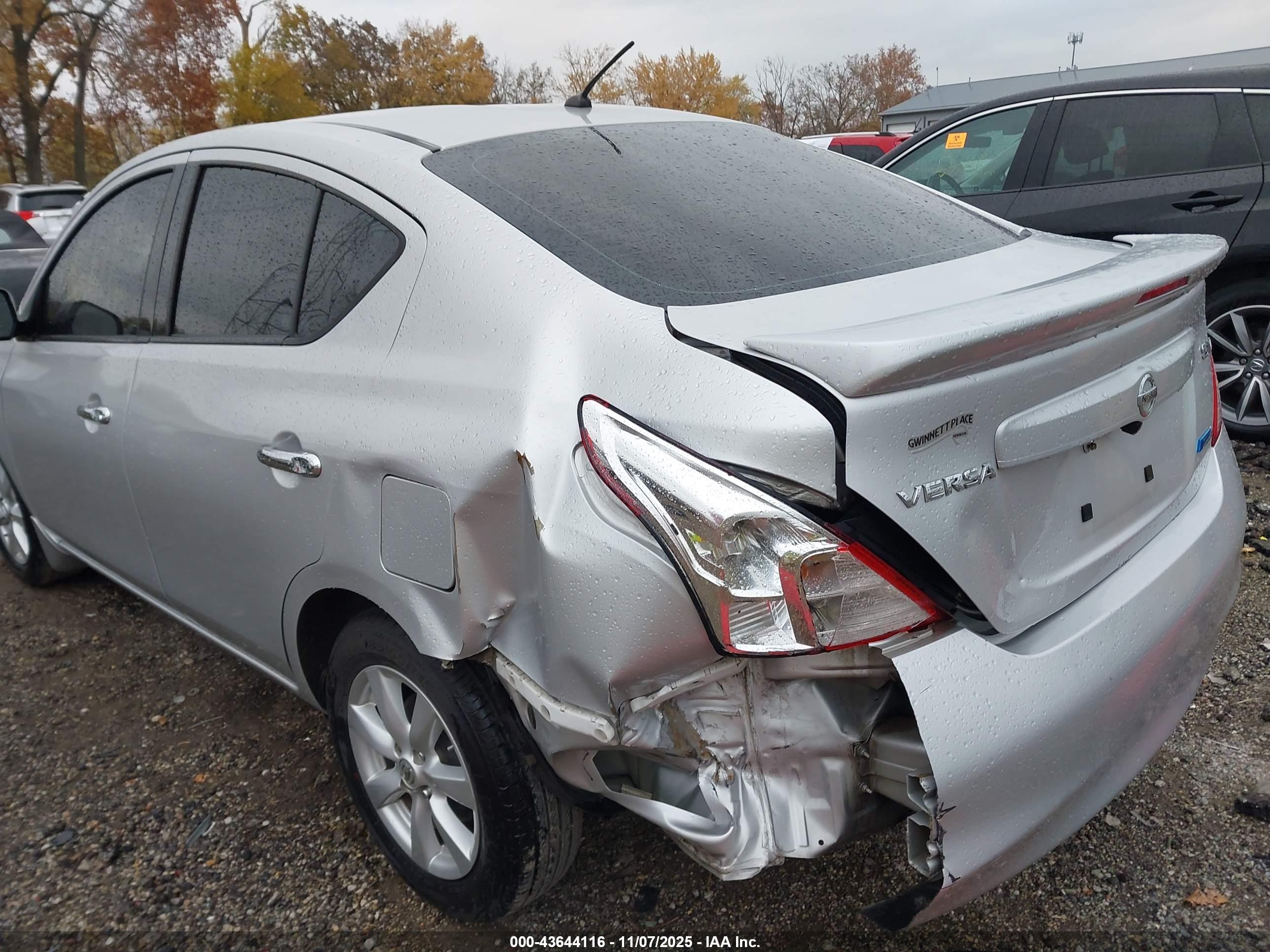 NISSAN VERSA image 6
