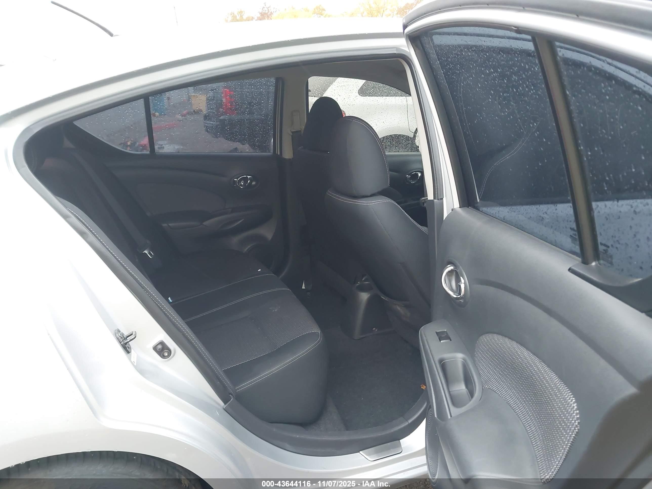 NISSAN VERSA image 8