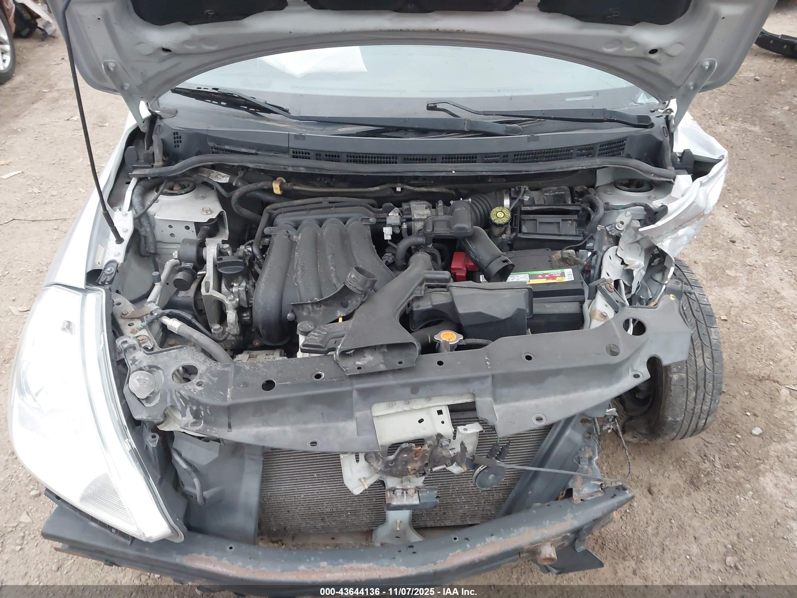 NISSAN VERSA image 10