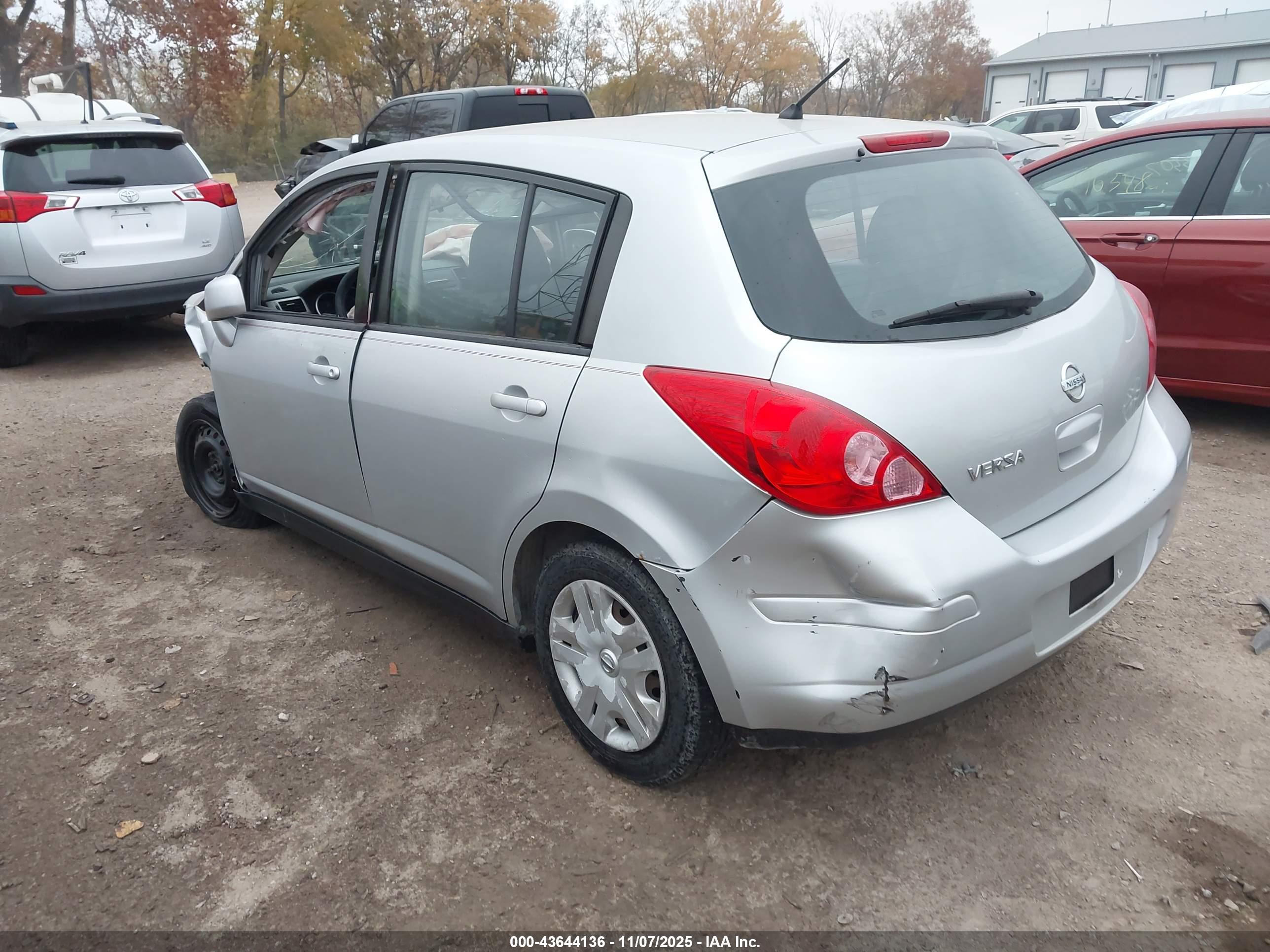 NISSAN VERSA image 3